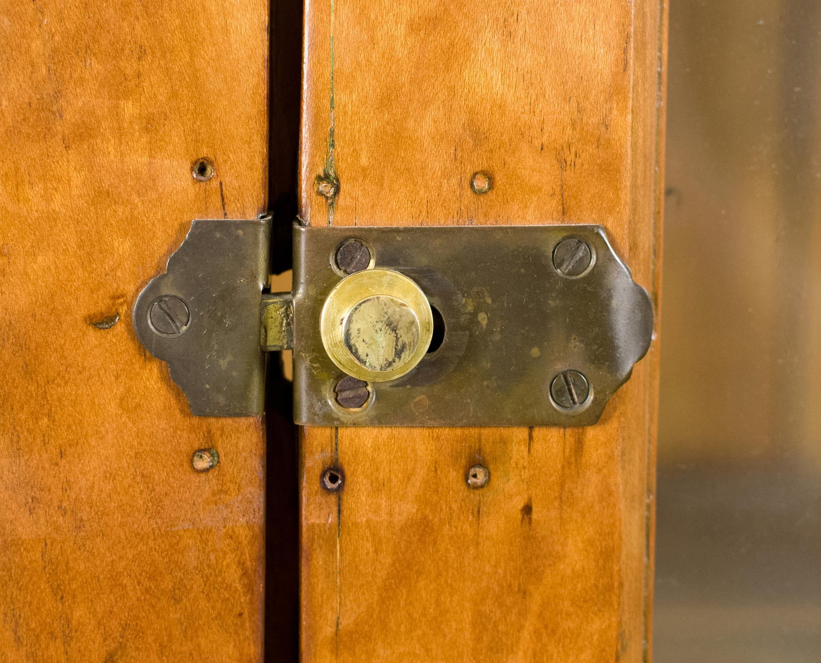 19TH C. AMERICAN CHERRY CORNER CUPBOARD. - 4