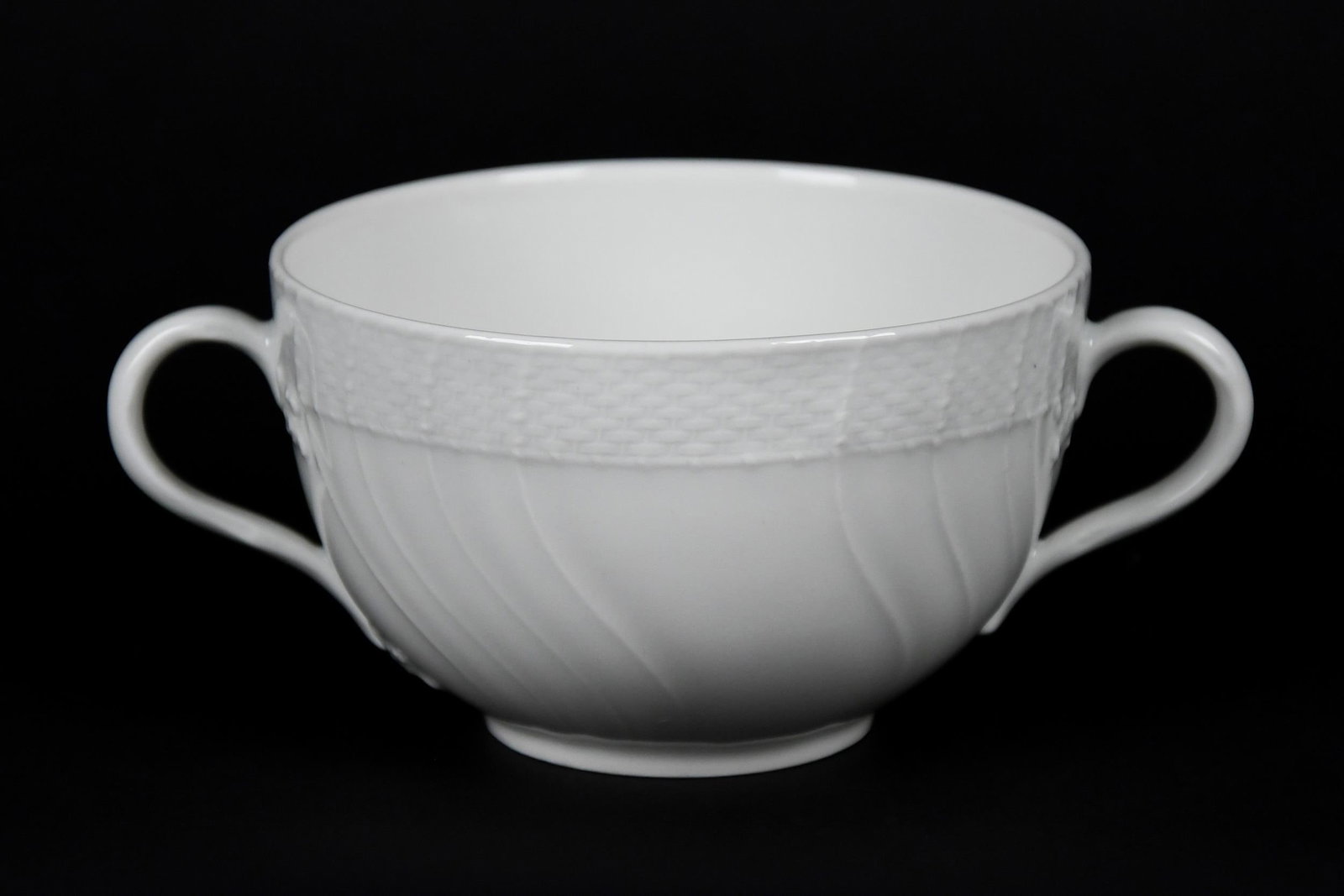 KPM BERLIN NEUOSIER PATTERN CHINA SET. - 5