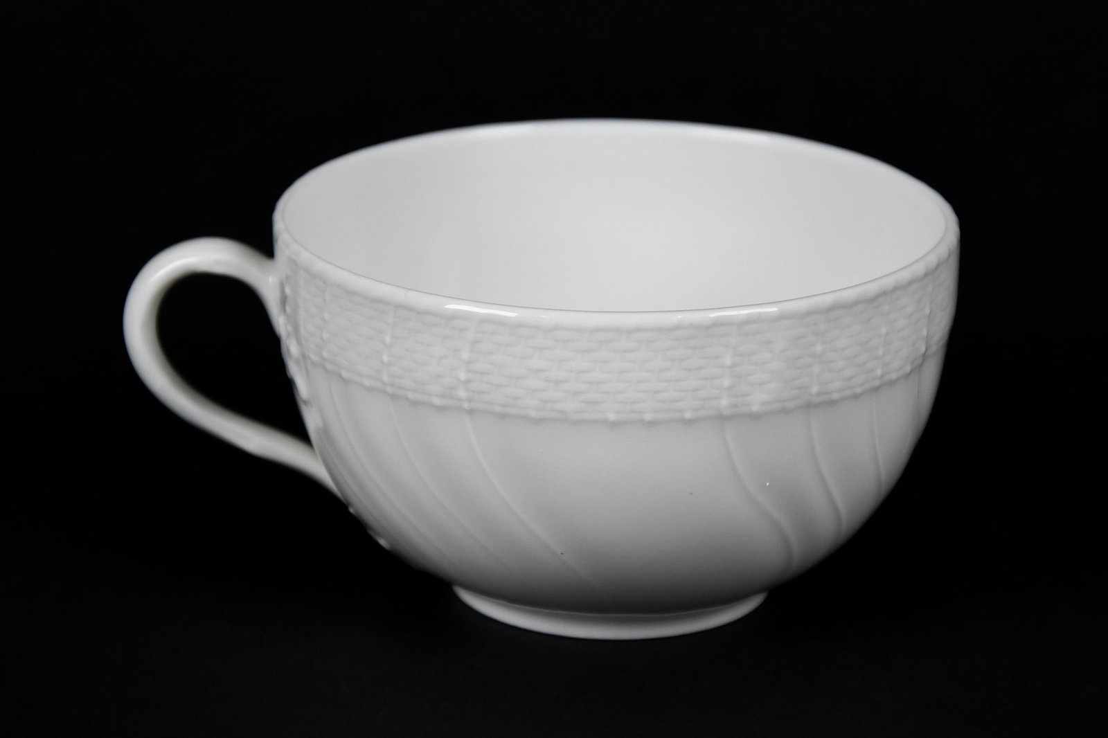 KPM BERLIN NEUOSIER PATTERN CHINA SET. - 7