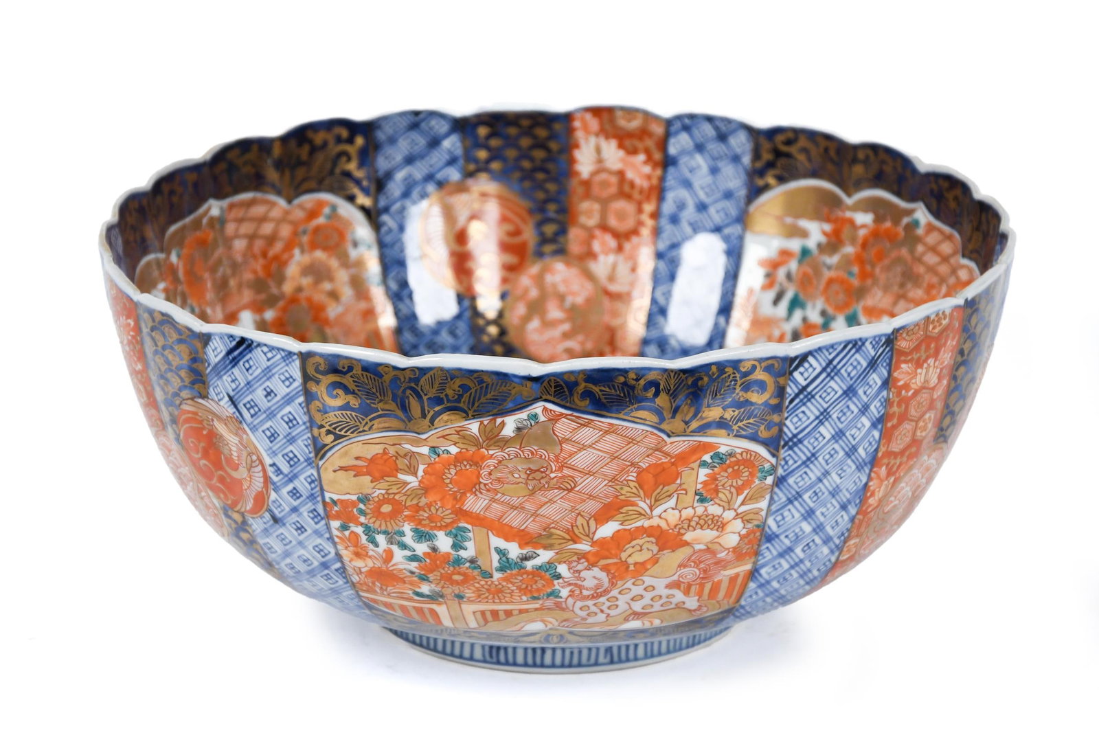 LARGE JAPANESE IMARI BOWL.: A large Japanese Imari porcelain bowl, with scalloped edge. 6.5”H x 14.25” dia.