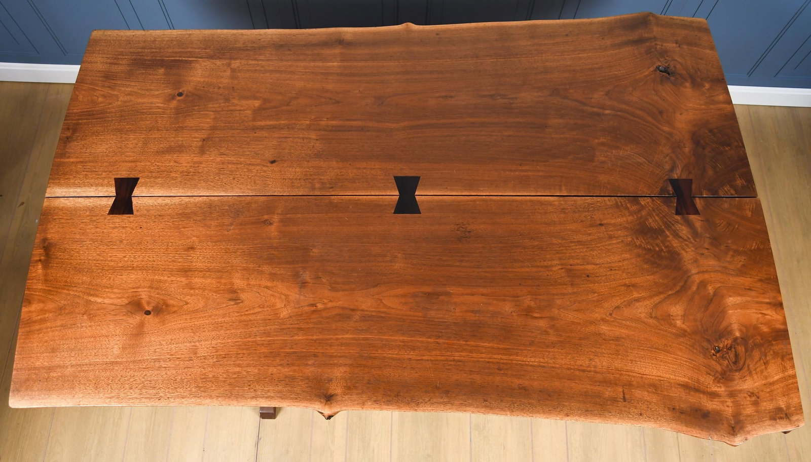 GEORGE NAKASHIMA LIVE EDGE WALNUT DINING TABLE. - 2