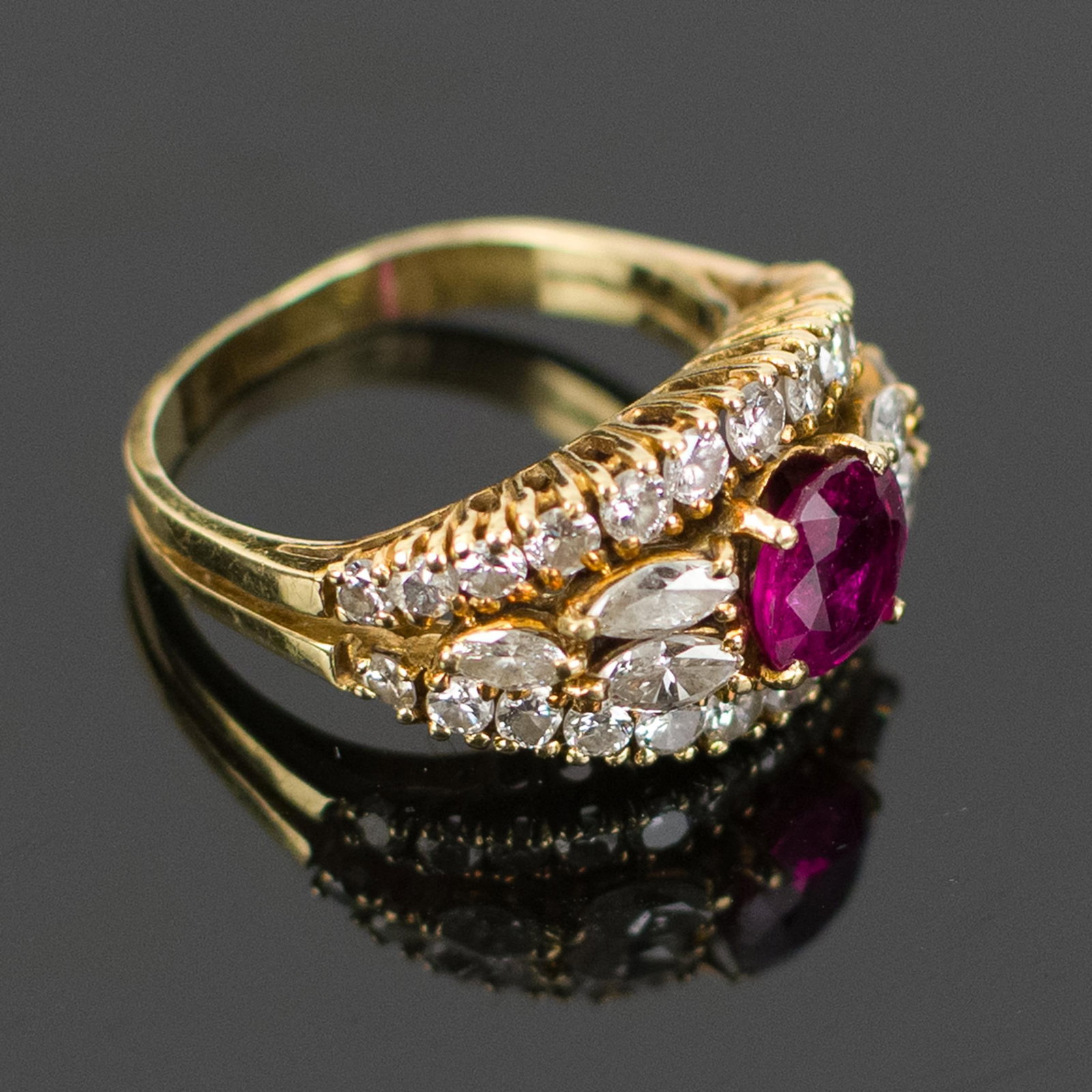 18K GOLD 1.0 CT. OVAL RUBY & DIAMOND RING. - 3