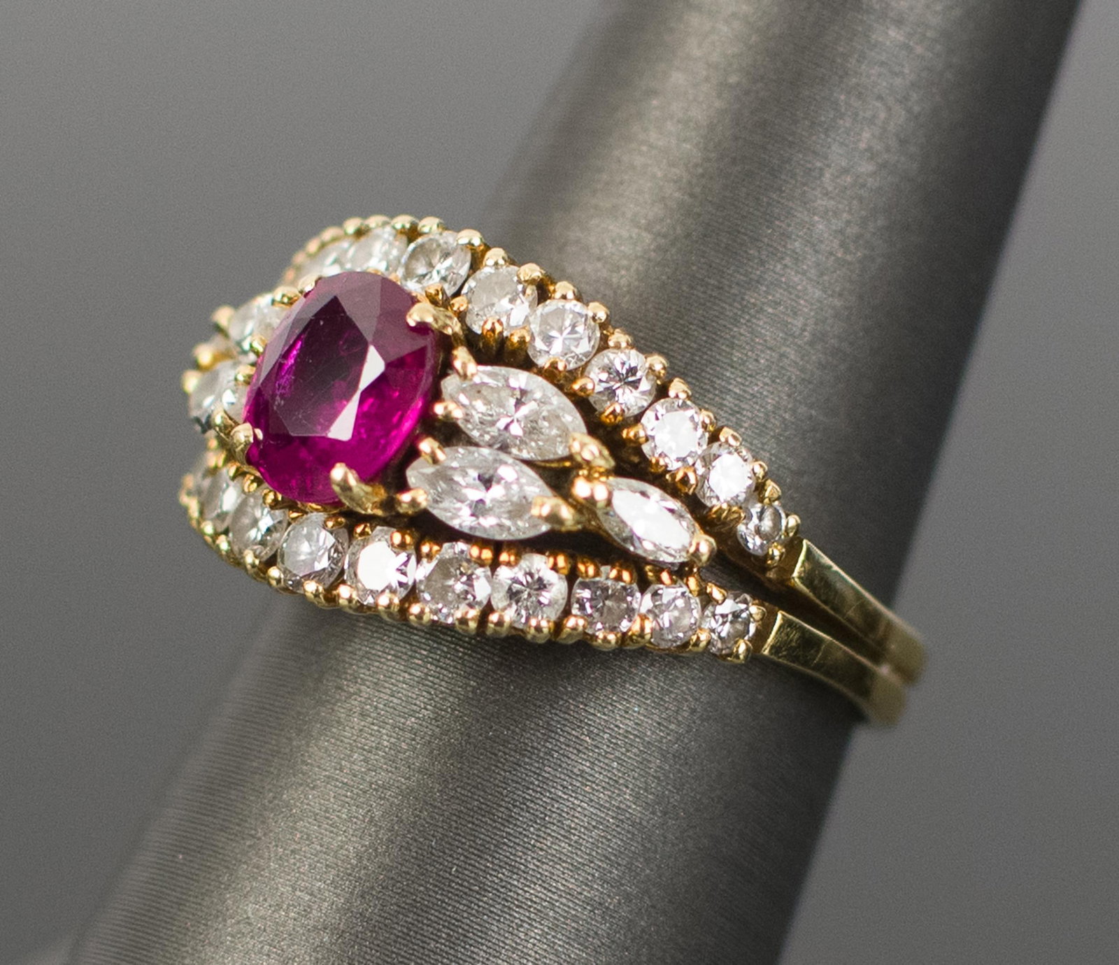 18K GOLD 1.0 CT. OVAL RUBY & DIAMOND RING. - 6