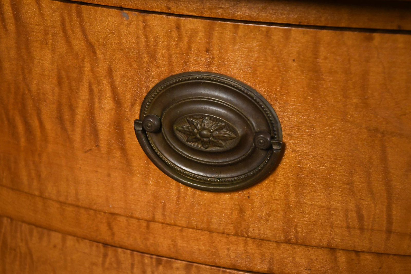 20TH C. SOLID TIGER MAPLE HEPPLEWHITE STYLE SIDEBOARD - 2