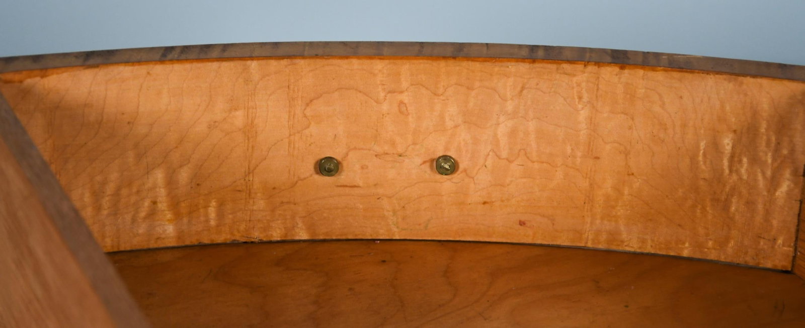 20TH C. SOLID TIGER MAPLE HEPPLEWHITE STYLE SIDEBOARD - 3