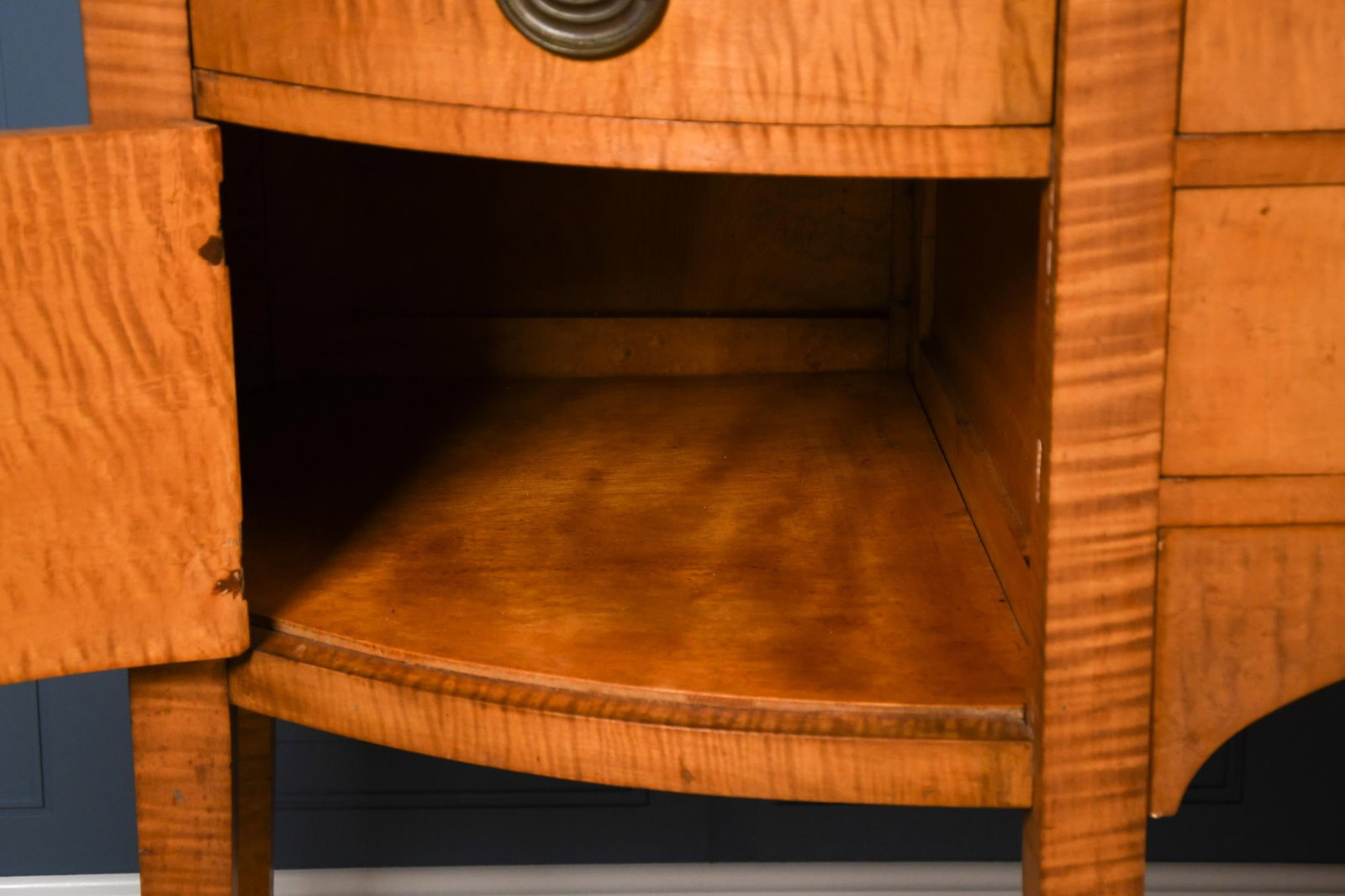 20TH C. SOLID TIGER MAPLE HEPPLEWHITE STYLE SIDEBOARD - 4