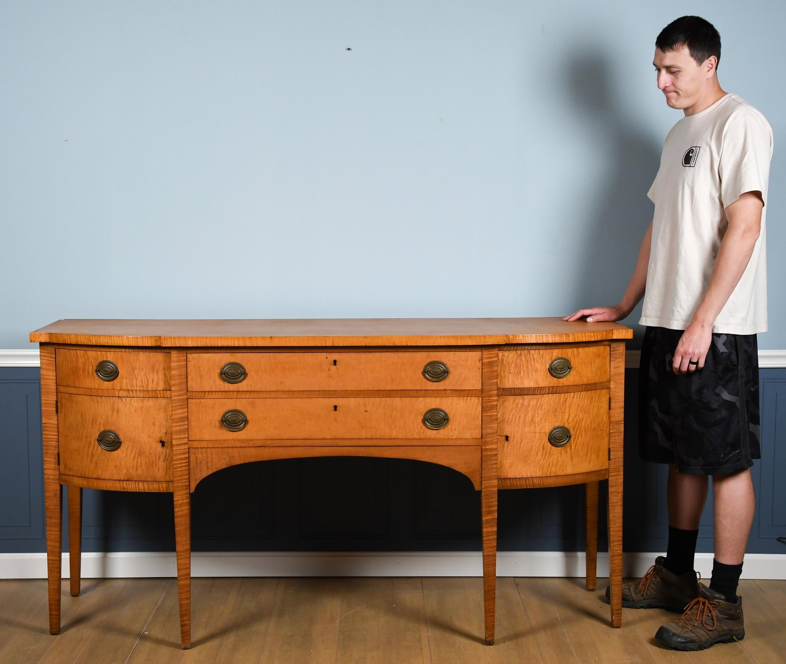 20TH C. SOLID TIGER MAPLE HEPPLEWHITE STYLE SIDEBOARD - 6