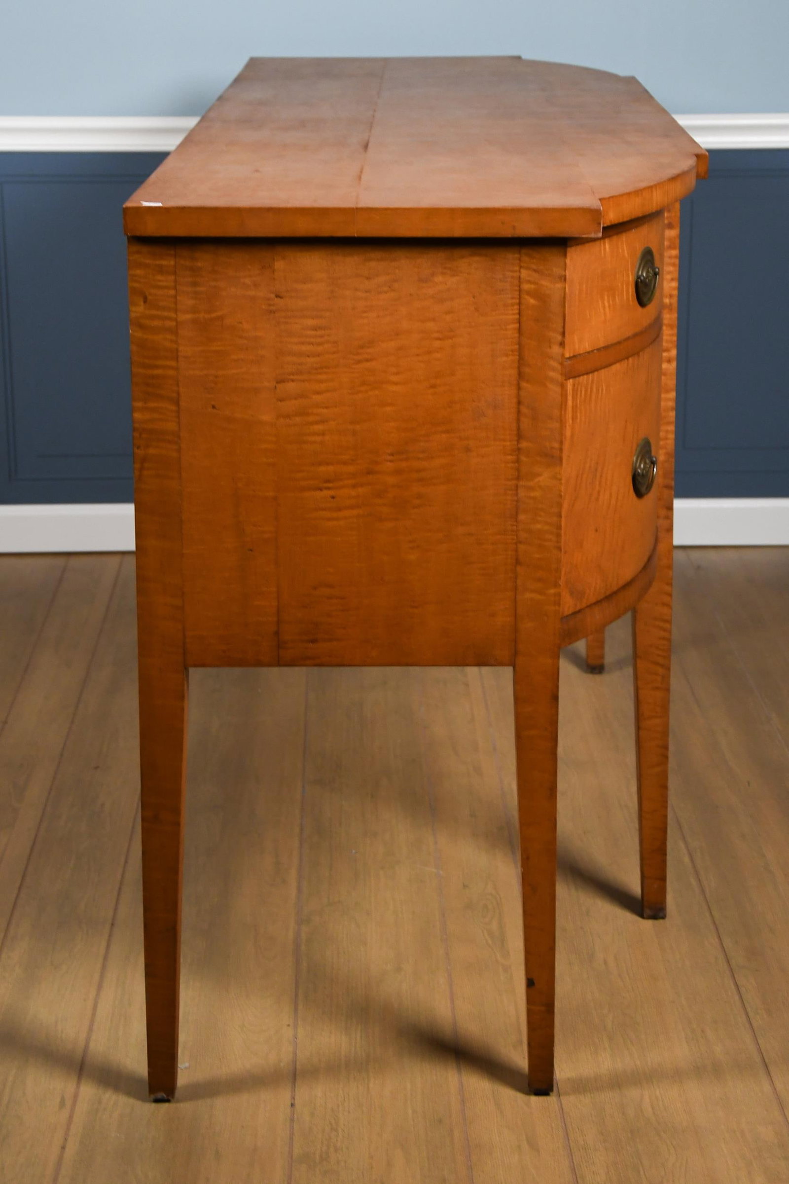 20TH C. SOLID TIGER MAPLE HEPPLEWHITE STYLE SIDEBOARD - 7
