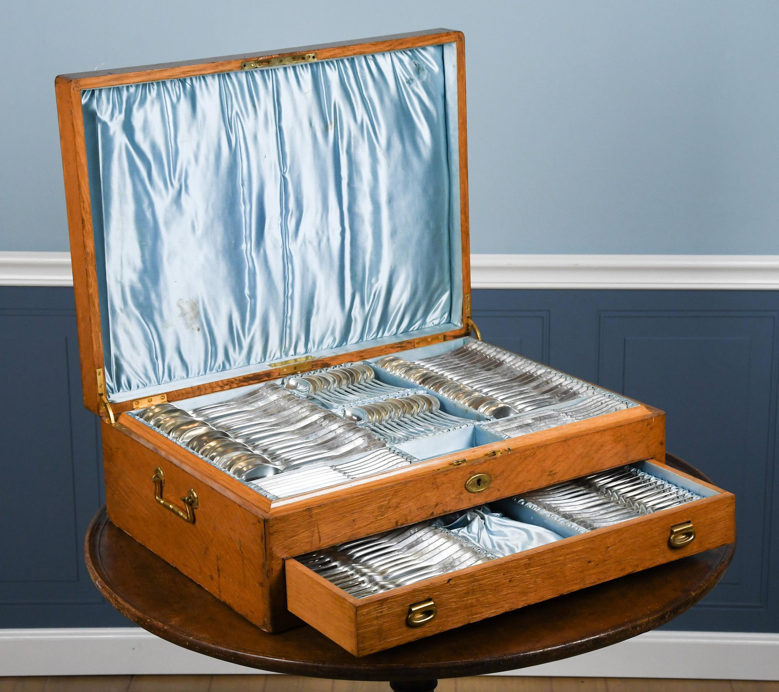 TIFFANY & CO. STERLING FLATWARE SET IN BOX.: A Tiffany & Co. sterling silver flatware service, in original Tiffany & Co. satin-lined oak box. Total weight 235.5 oz t.,130 total pieces, including:24 spoons 8.25”L24 spoons 7”L23