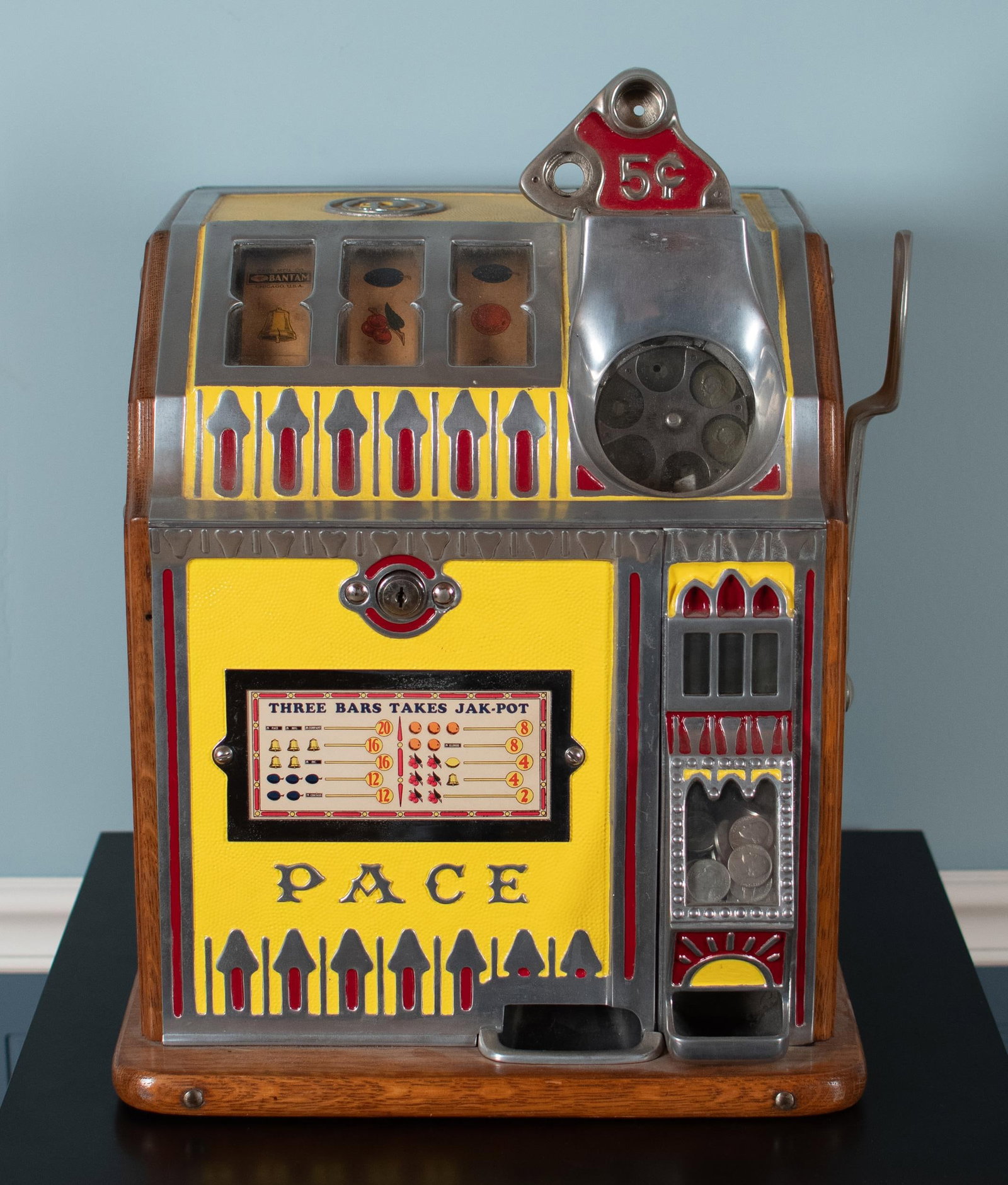 PACE BANTAM 5-CENT SLOT MACHINE.: A vintage Pace Bantam five cent slot machine, 20”H x 13”W x 13”D.
