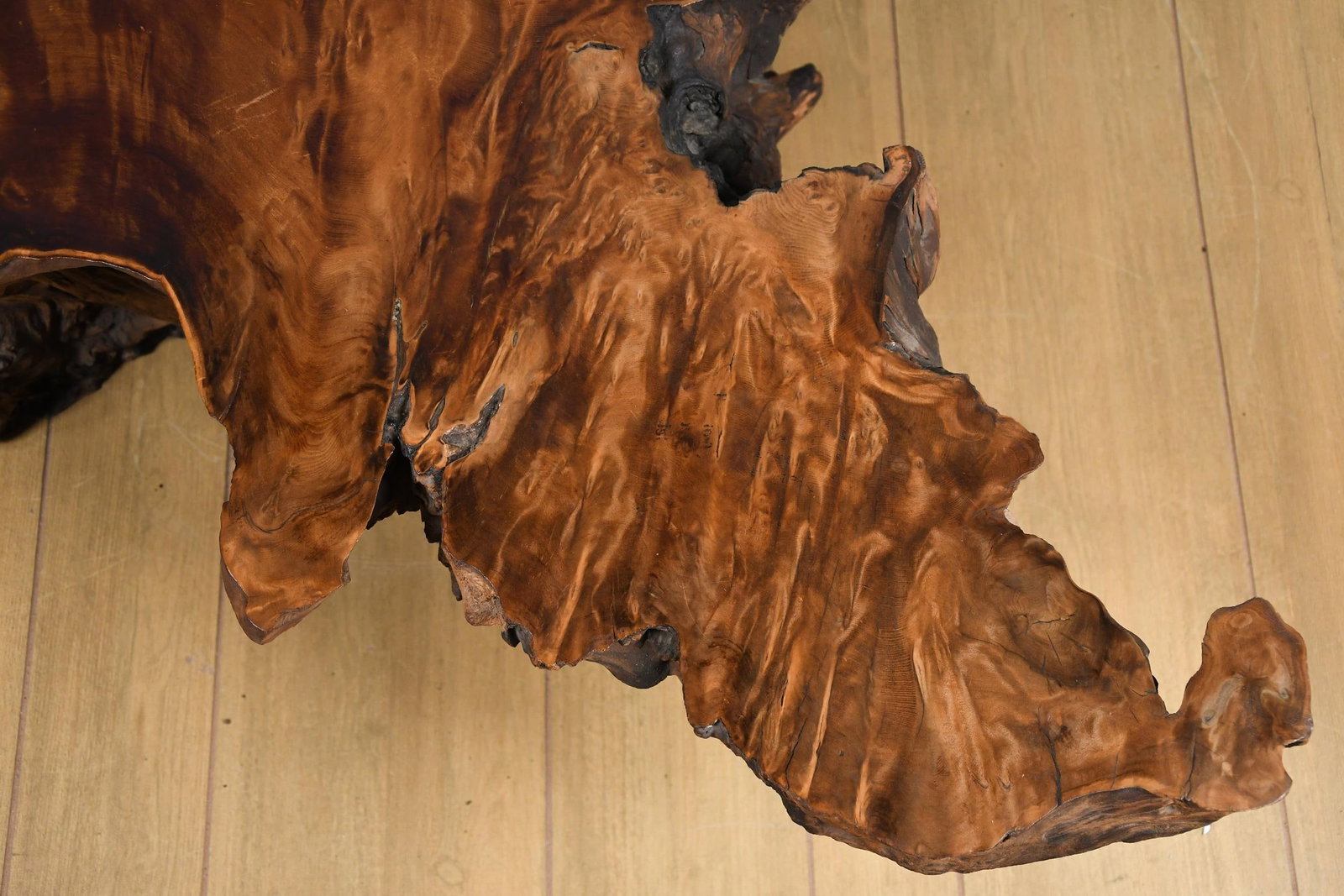 LARGE LIVE EDGE COFFEE TABLE. - 3