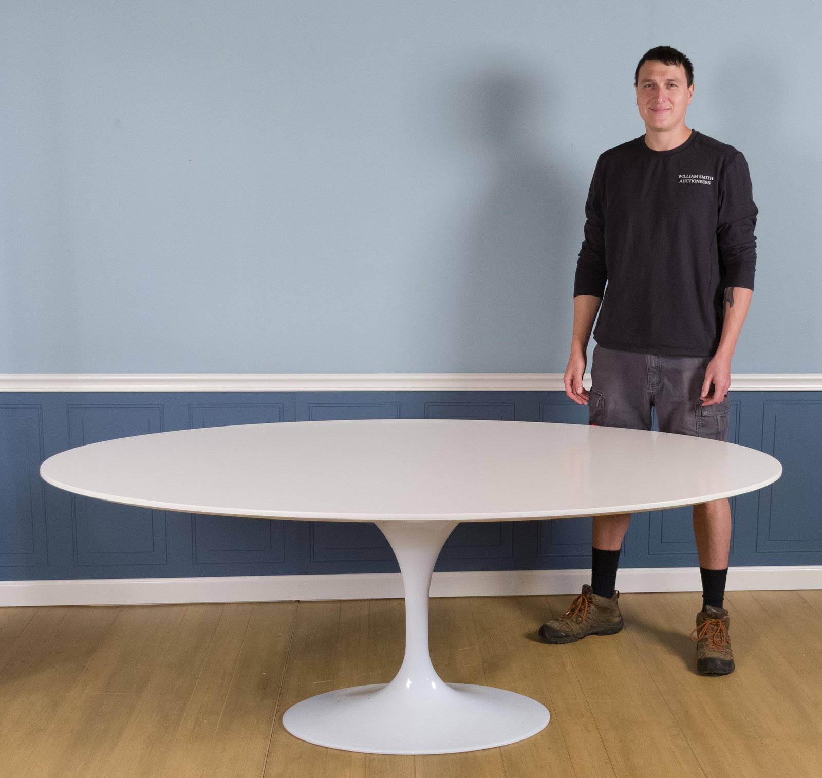 CONTEMPORARY TULIP STYLE DINING TABLE. - 7