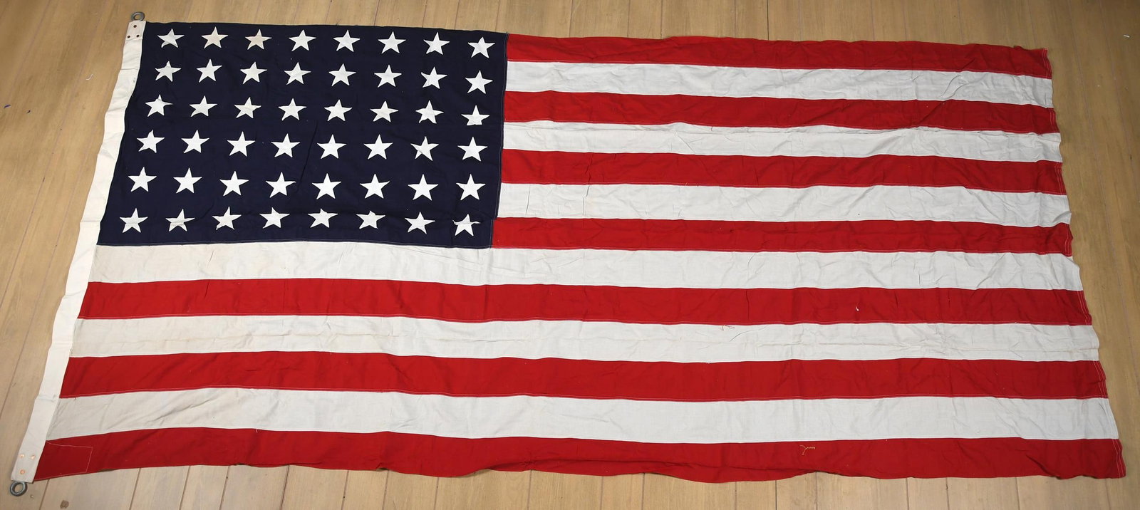 FIVE VINTAGE AMERICAN FLAGS . - 2