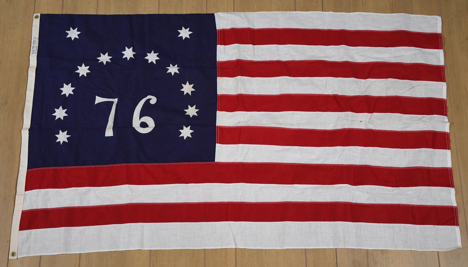 FIVE VINTAGE AMERICAN FLAGS . - 8