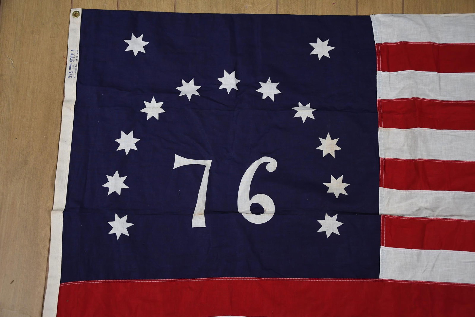 FIVE VINTAGE AMERICAN FLAGS . - 9