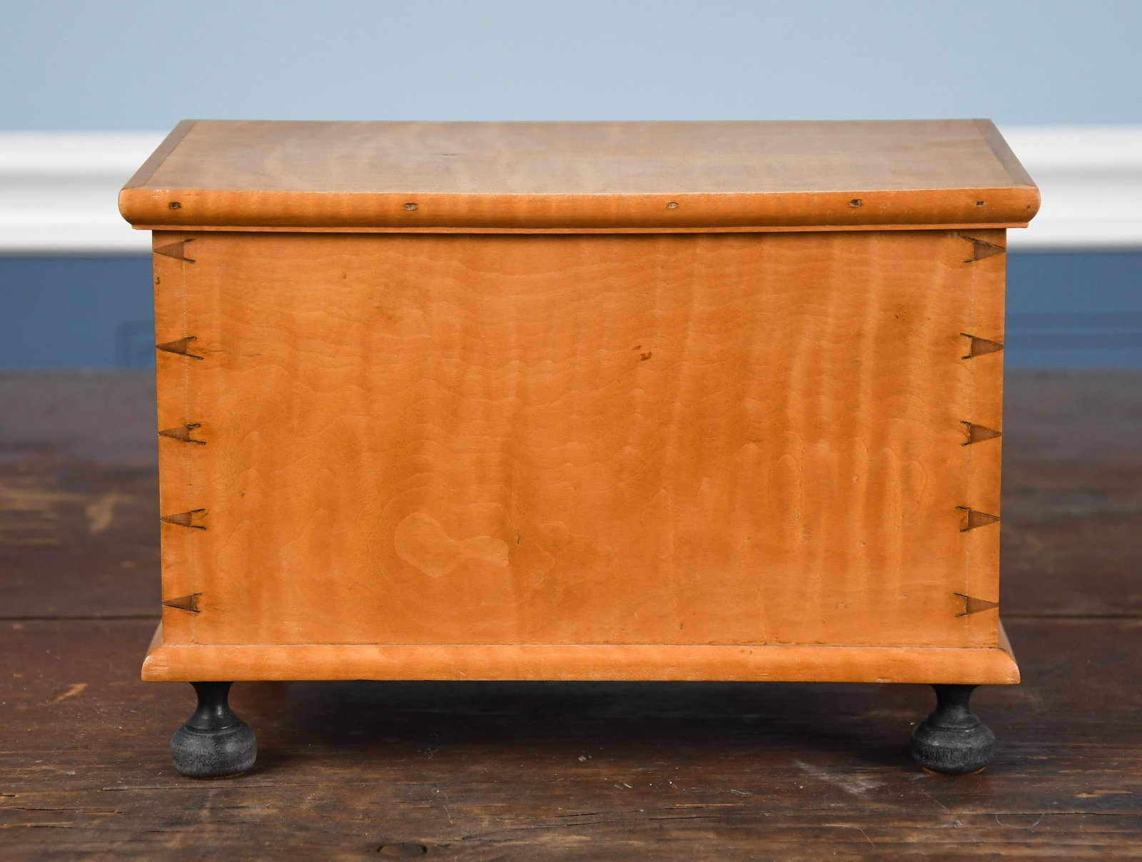 MICHAEL MCCULLOUGH MINIATURE TIGER MAPLE BOX. - 2