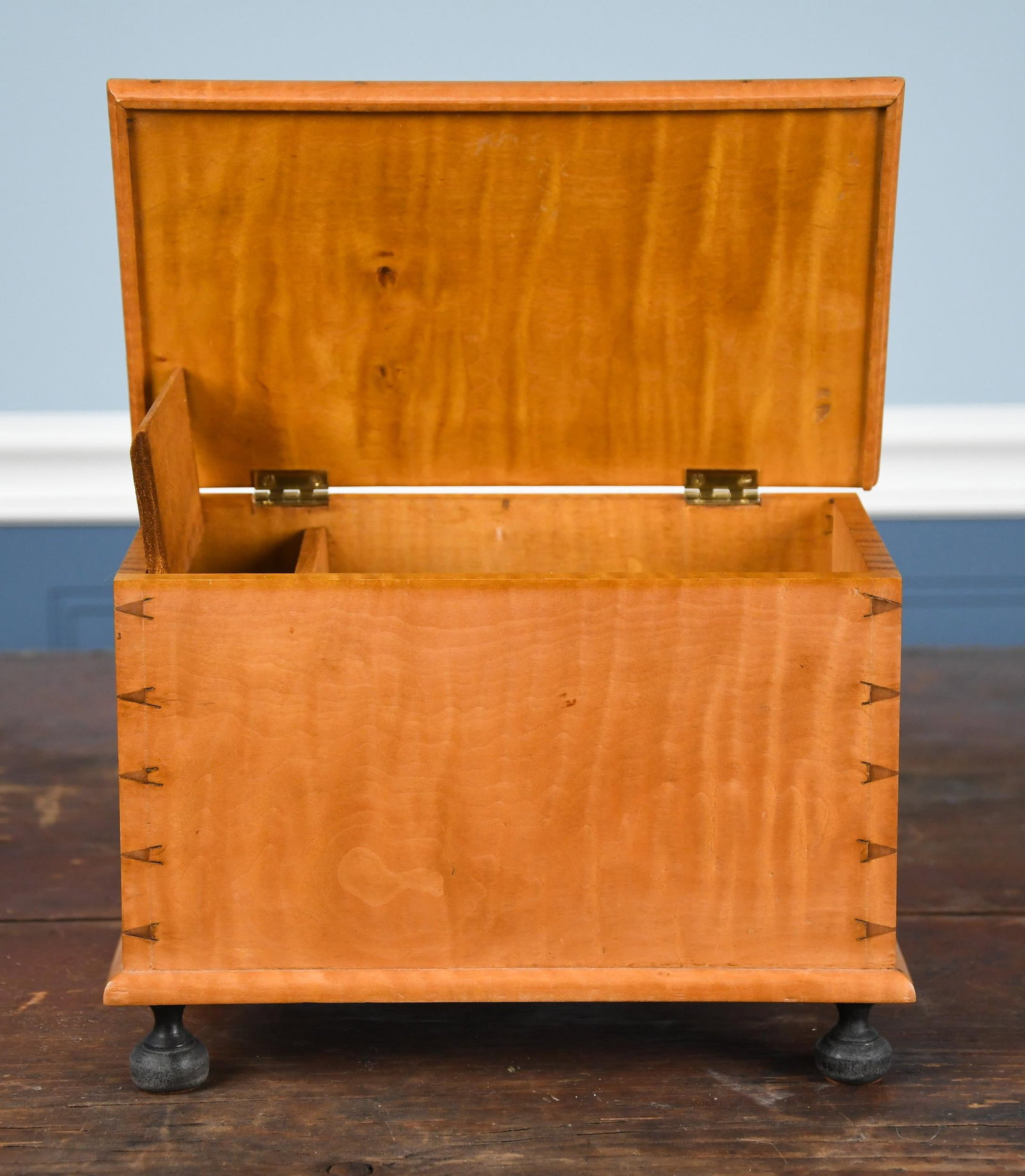 MICHAEL MCCULLOUGH MINIATURE TIGER MAPLE BOX. - 4