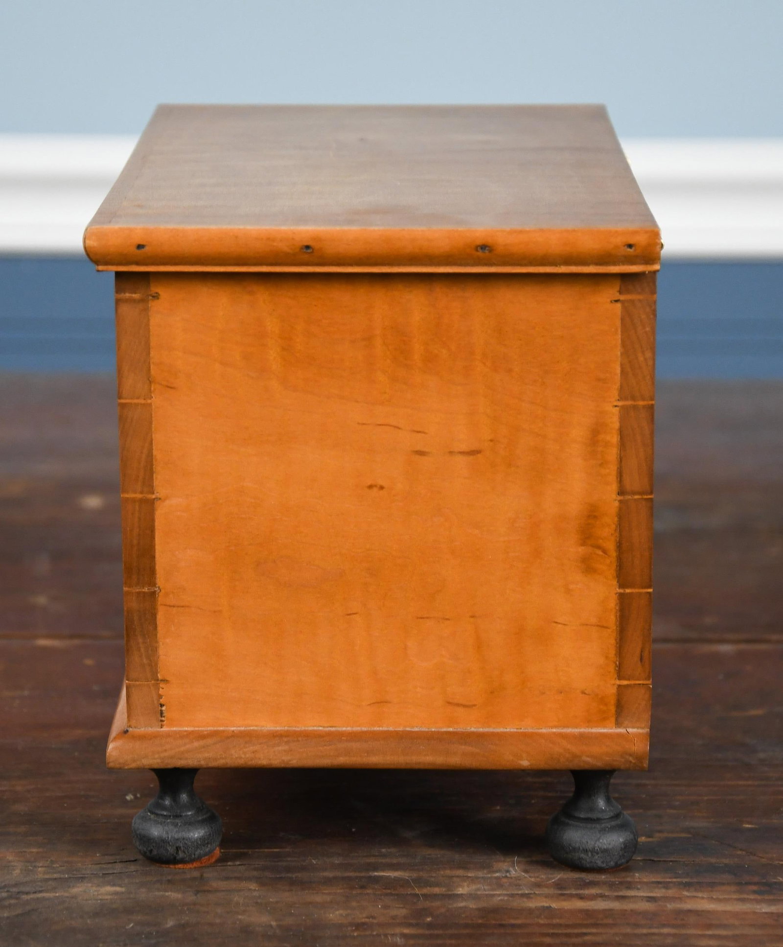 MICHAEL MCCULLOUGH MINIATURE TIGER MAPLE BOX. - 7