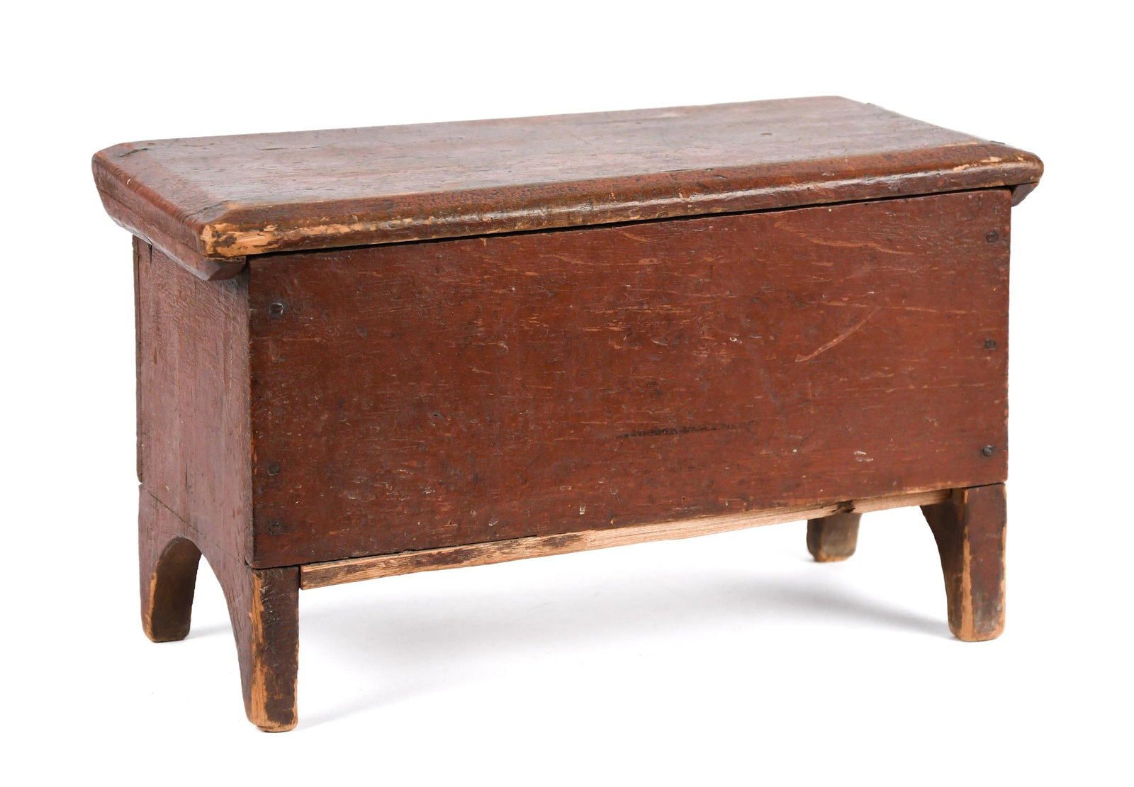 19TH C. RED PAINTED MINIATURE BLANKET BOX.: An early 19th C. miniature or Childs size blanket in old red paint. A butt hinged lift top square head nail construction on a cut out base, 9.5” x 15” x 6.5”.