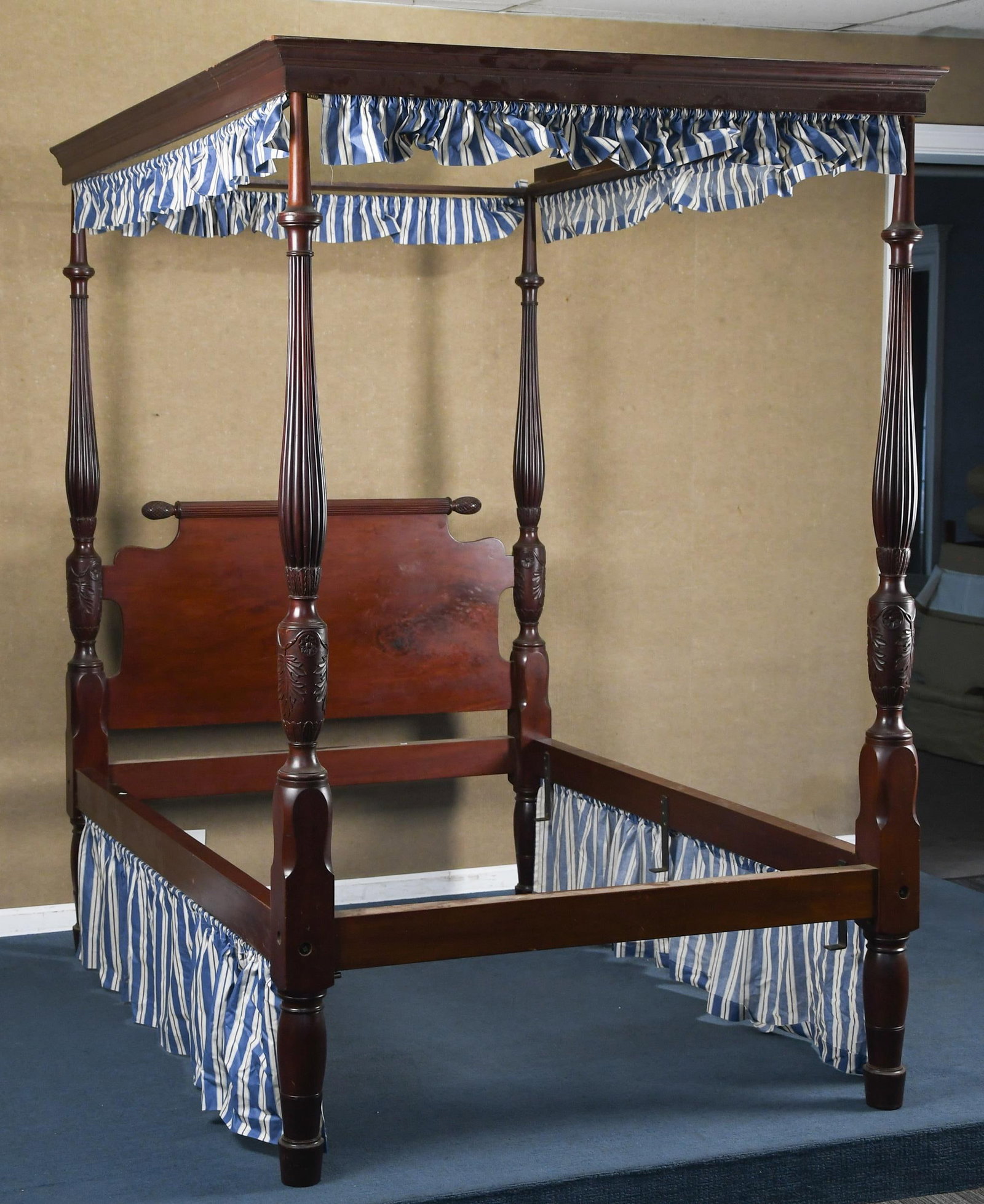 EARLY 19TH C. FEDERAL MAHOGANY PLANTATION BED. (1 of 1)