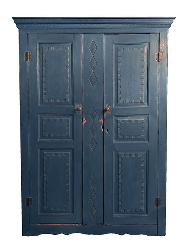19TH C. AMERICAN/CANADIAN BLUE PAINTED CUPBOARD.: An early to mid 19th C. American or Canadian painted two-door pine cupboard. The cupboard is attractively decorated with blue paint, with unusual inset diamonds and chip carving on the front and both