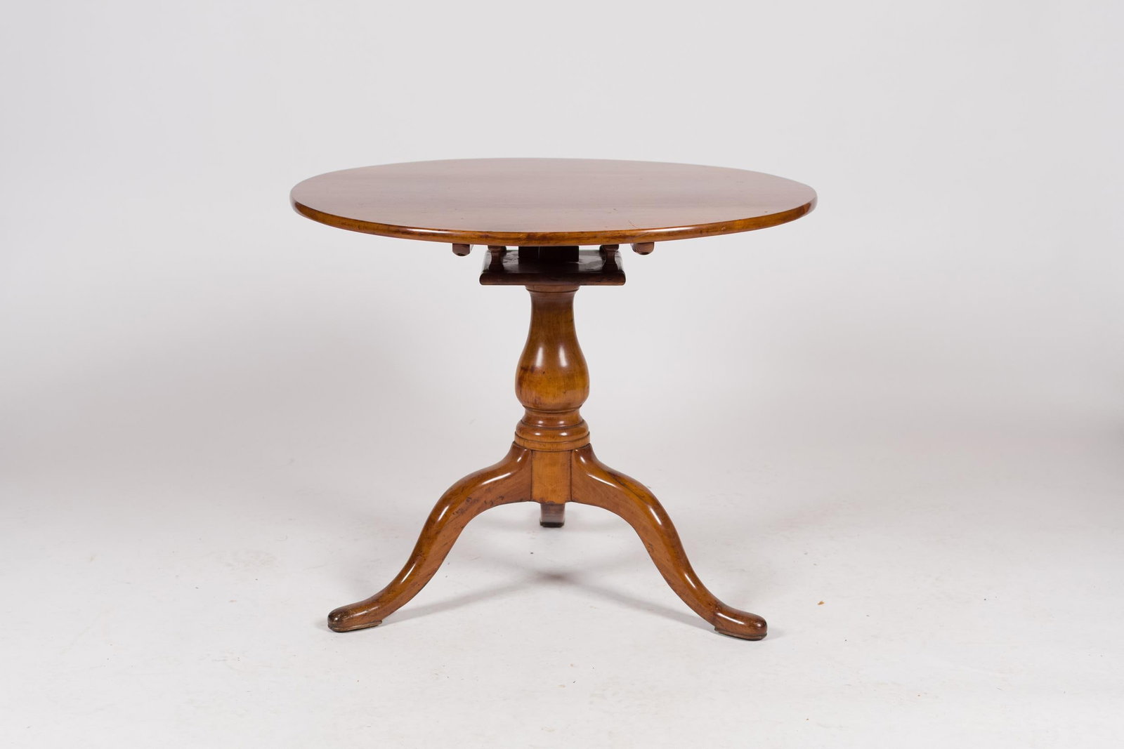18TH C. CT QUEEN ANNE CHERRY TEA TABLE.  - 11
