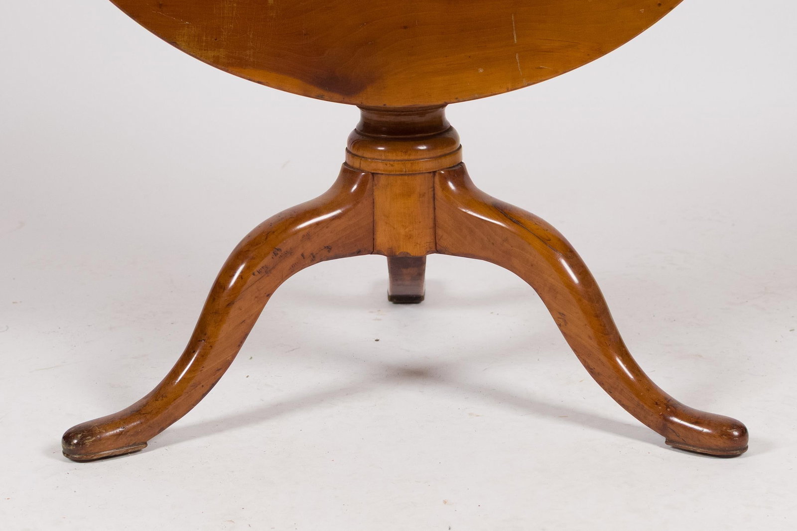 18TH C. CT QUEEN ANNE CHERRY TEA TABLE.  - 2