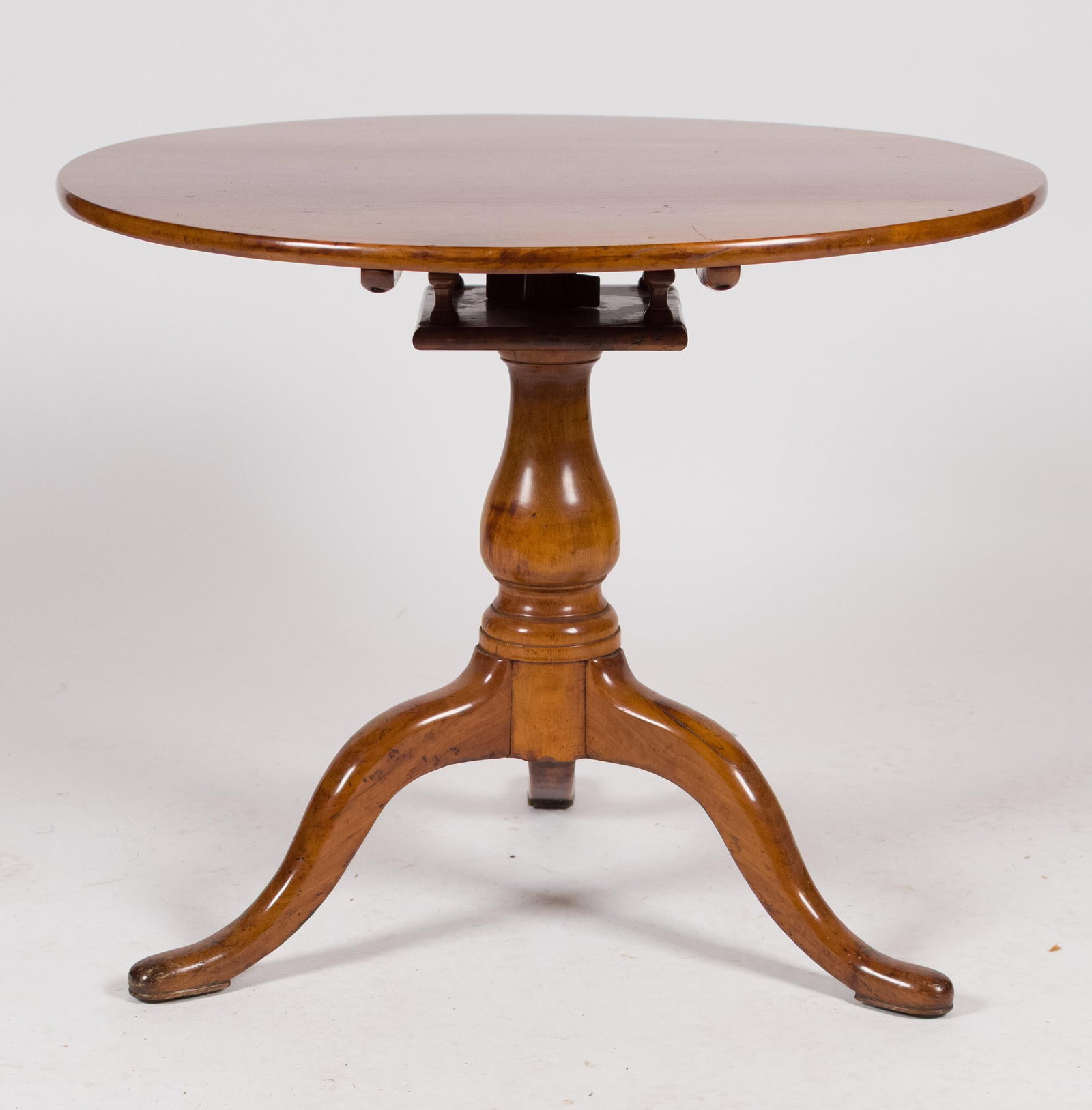 18TH C. CT QUEEN ANNE CHERRY TEA TABLE.  - 3