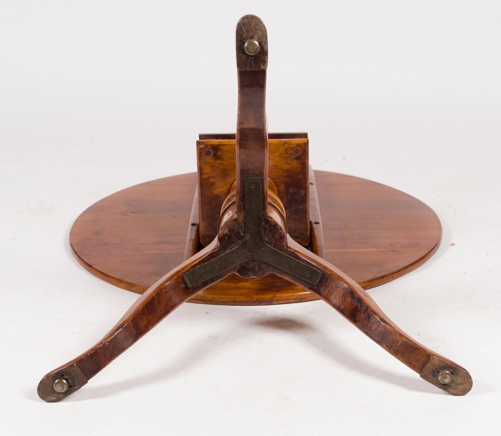 18TH C. CT QUEEN ANNE CHERRY TEA TABLE.  - 4