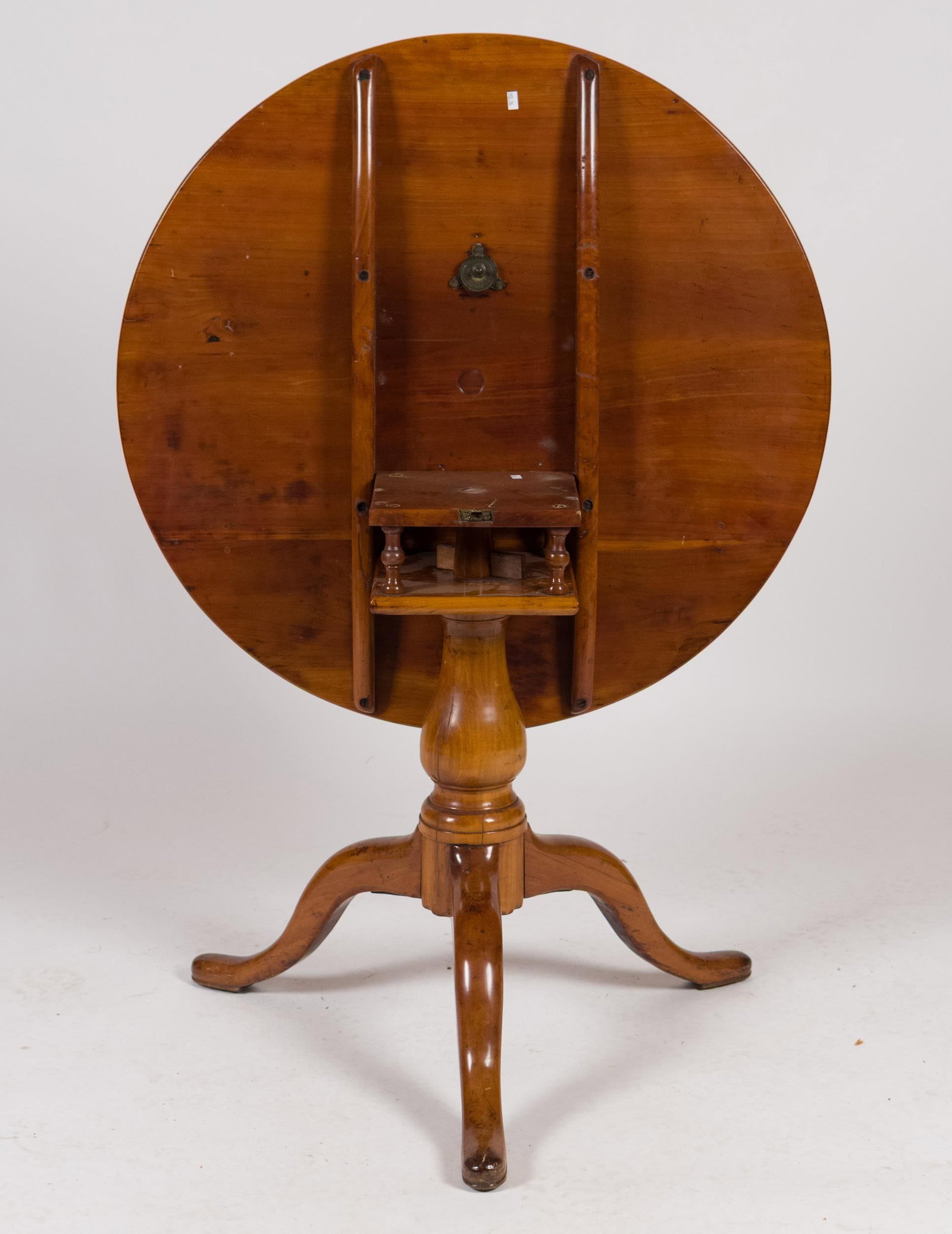 18TH C. CT QUEEN ANNE CHERRY TEA TABLE.  - 6