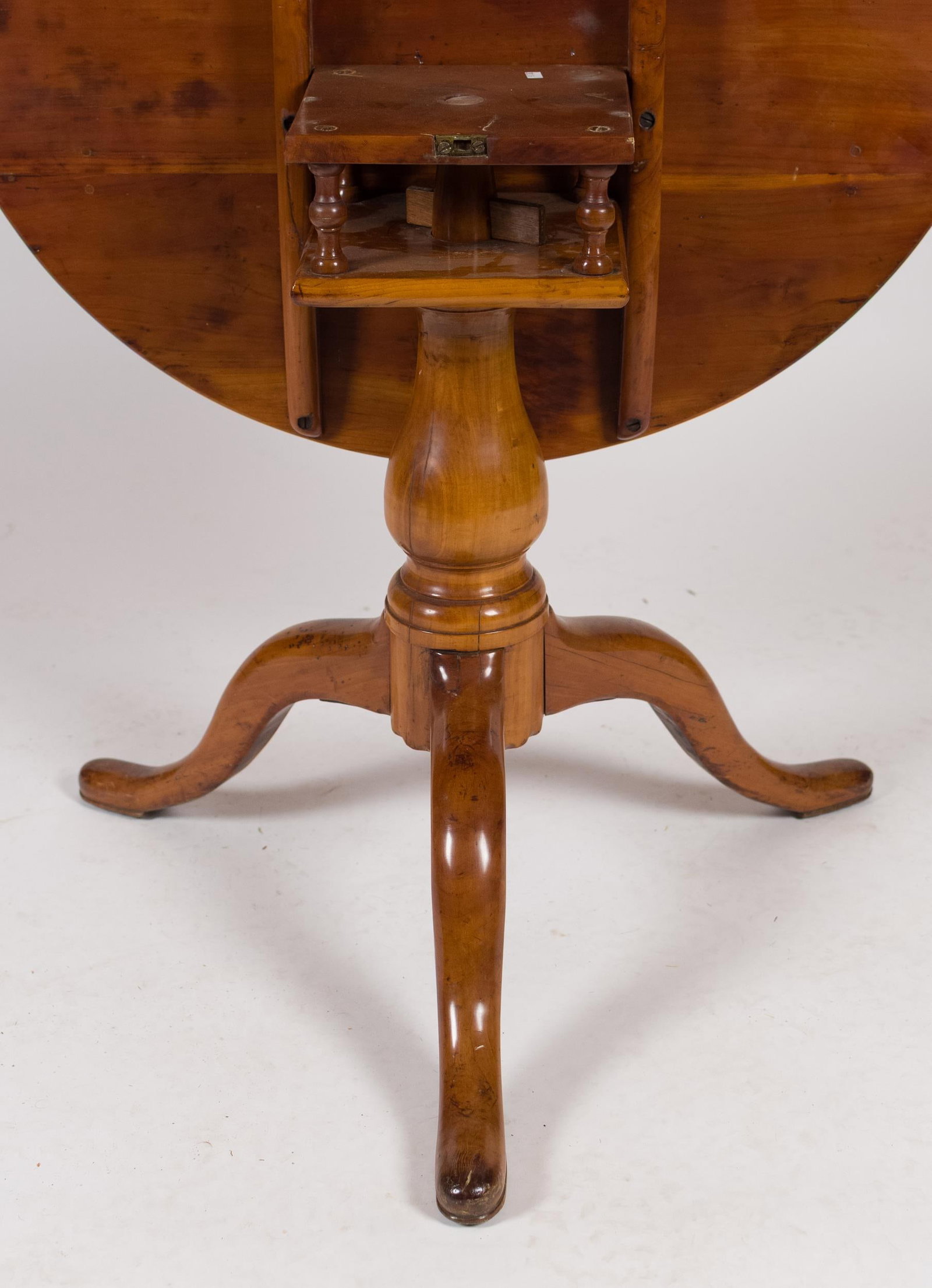 18TH C. CT QUEEN ANNE CHERRY TEA TABLE.  - 8