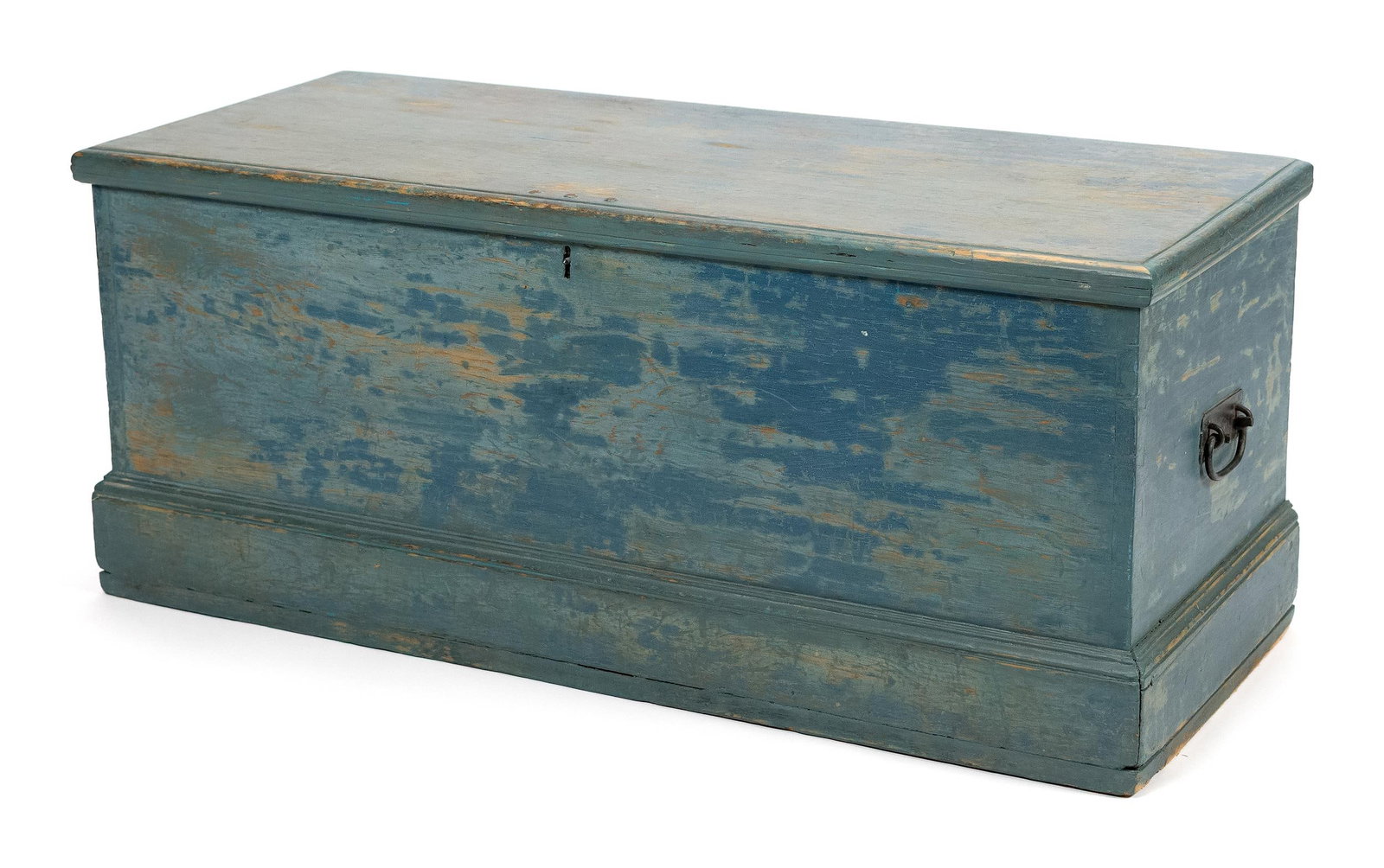 GOOD 19TH C. BLUE PAINTED BLANKET BOX.: An early 19th C. blanket box in old blue paint. A hinged lift top, interior with a till and two dovetail drawers beneath, dovetailed case with iron carrying handles on an applied molded base,
