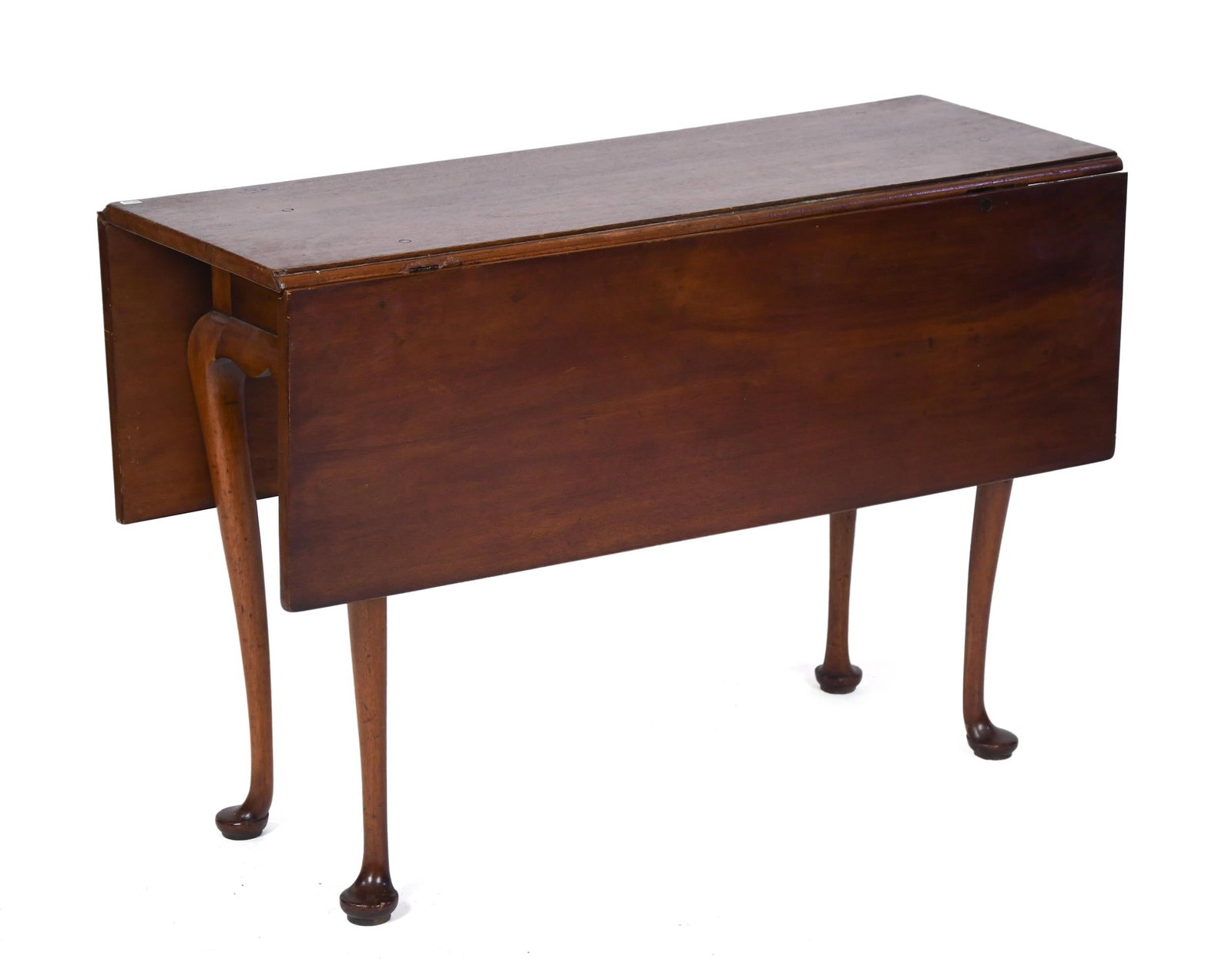 18TH C. MA QUEEN ANNE MAHOGANY DROP LEAF DINING TABLE: A ca. 1760 Boston MA Queen Anne mahogany drop leaf dining table with shaped aprons and carved cabriole legs ending in pad feet. 28.25”H x 41.75”L x 15”W (leaves down) 39.5”W