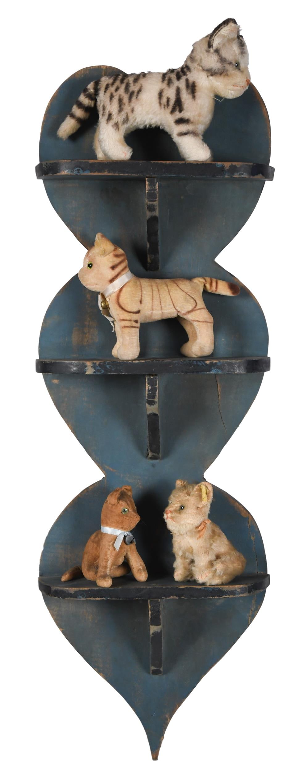 VINTAGE THREE HEART WALL SHELF WITH STEIFF CATS. (1 of 12)