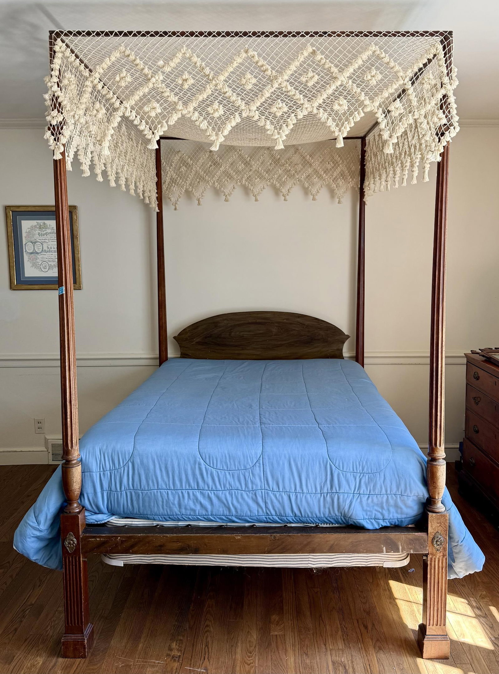 FINE CHIPPENDALE RHODE ISLAND TESTER BED. (1 of 6)