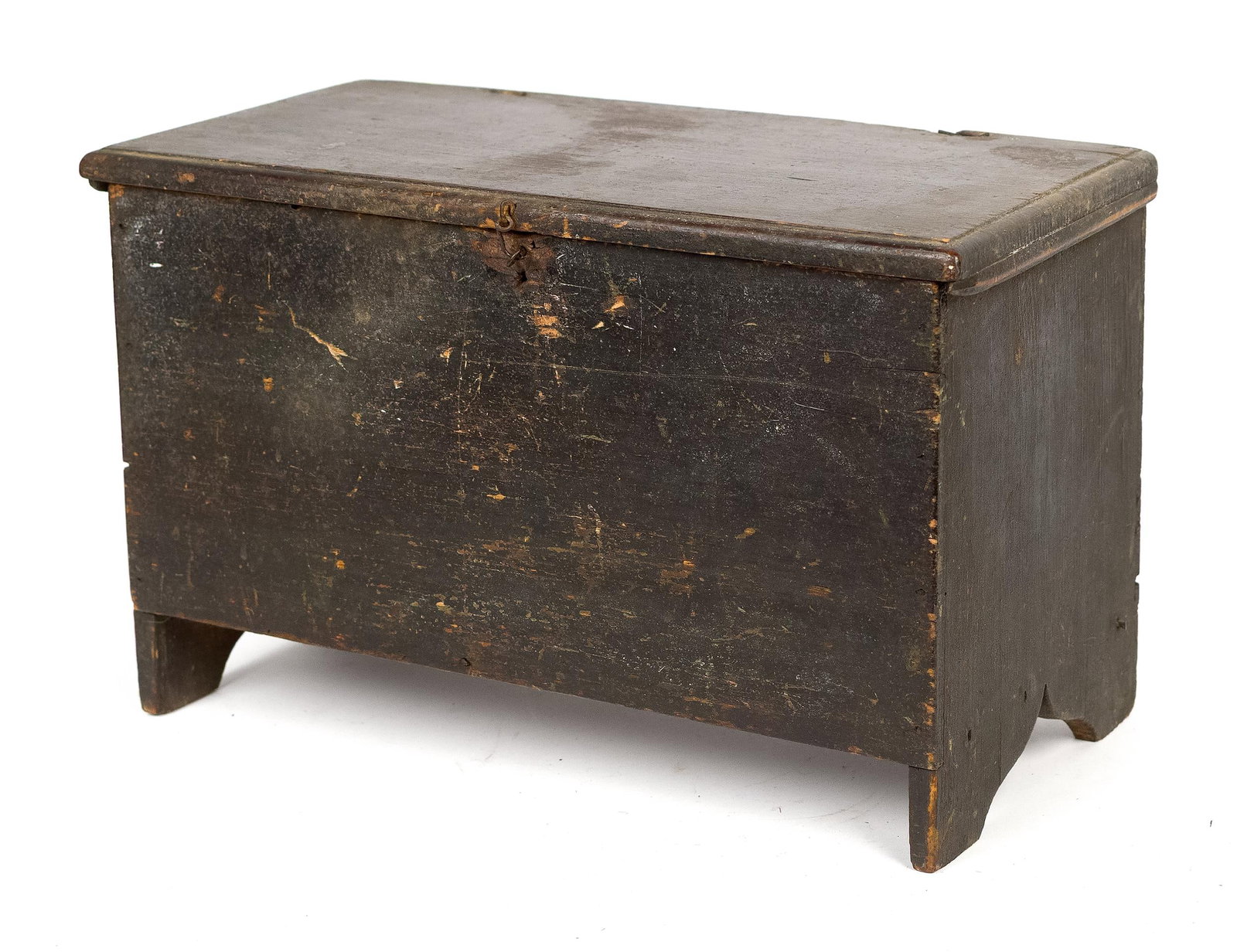 CHILDS SIZE SIX BOARD PAINTED BLANKET BOX.: A rare 1830s New England child’s size 6 board pine blanket box, in original charcoal paint. A cotter pin, hinged lift top, squarehead nail construction on nicely shaped cut out ends,