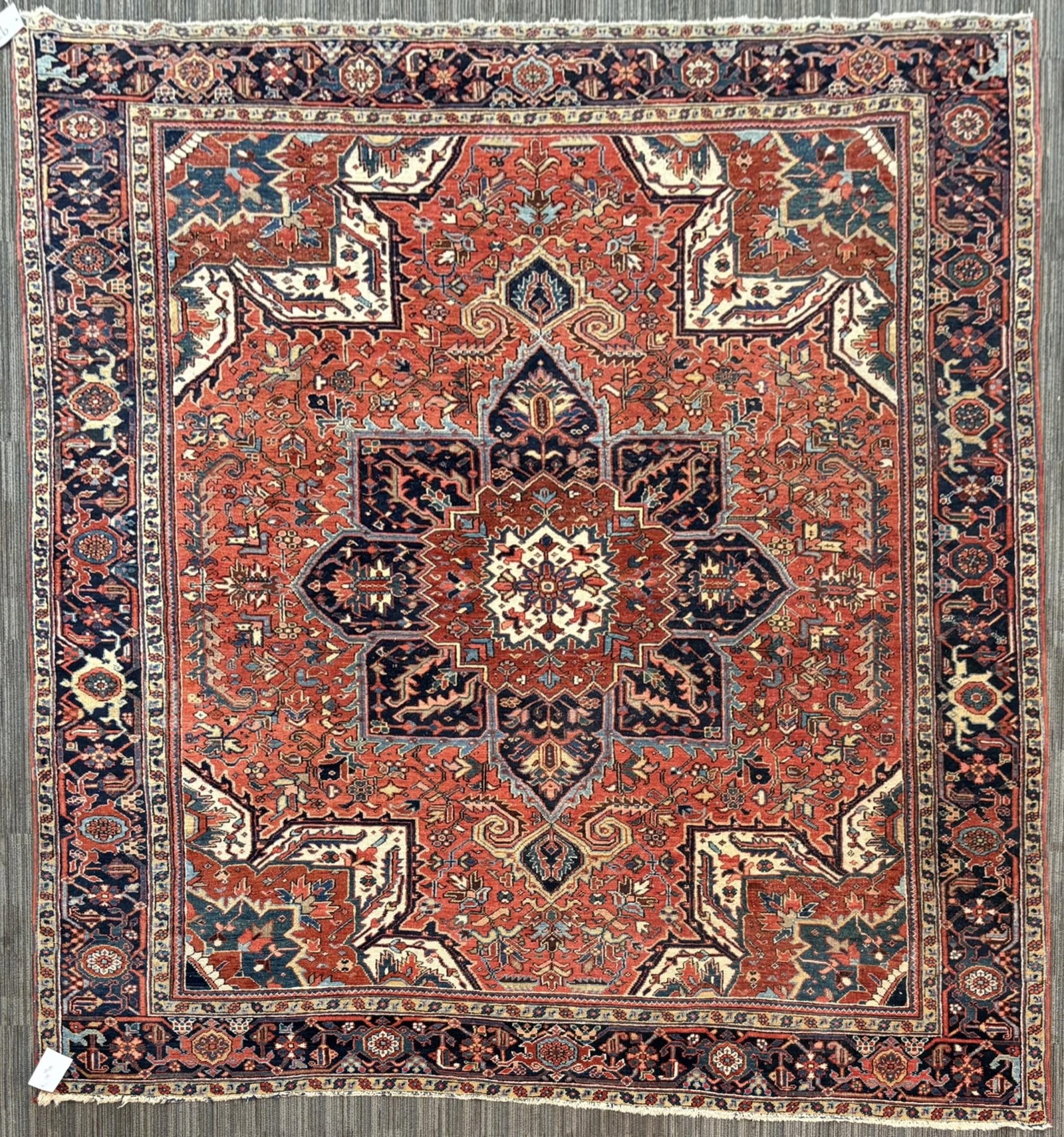 ANTIQUE ORIENTAL HERIZ ROOM SIZE RUG. (1 of 7)