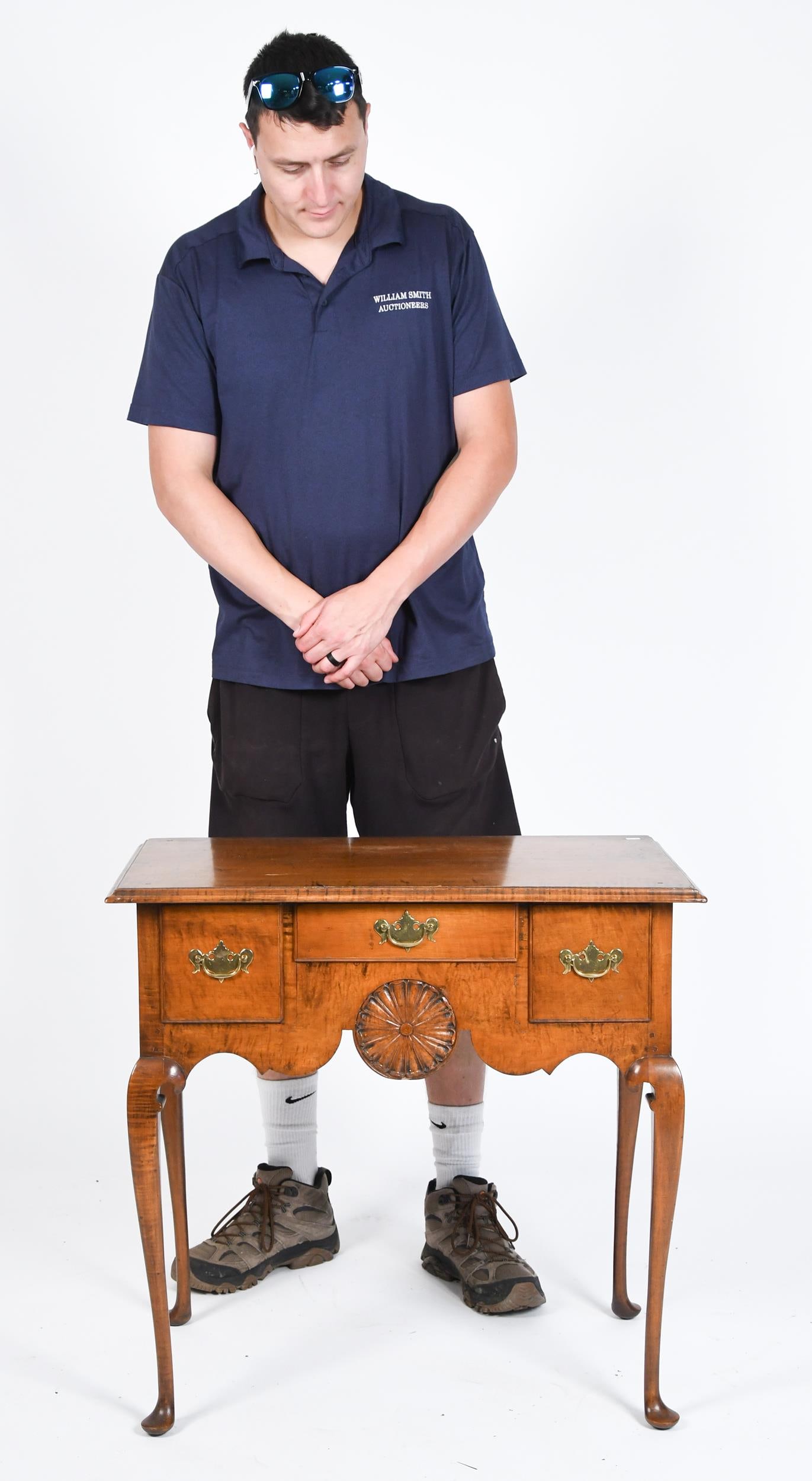 19TH C. CURLY MAPLE QUEEN ANNE DRESSING TABLE. - 11