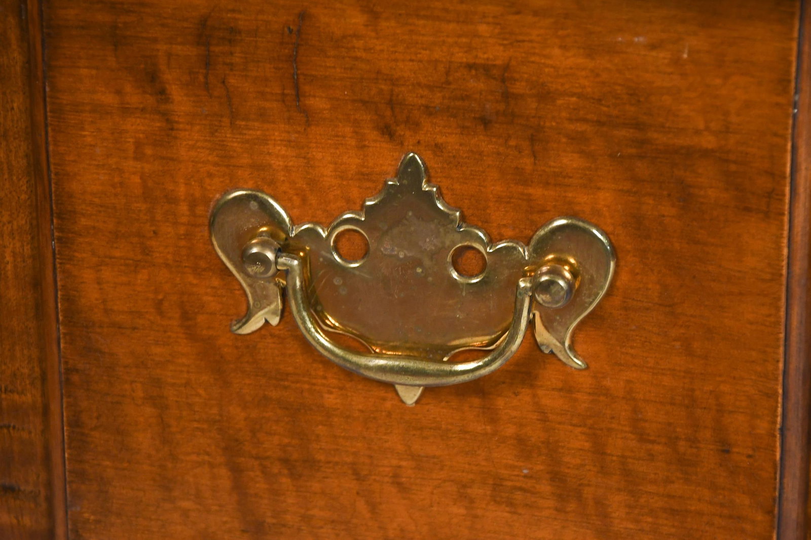 19TH C. CURLY MAPLE QUEEN ANNE DRESSING TABLE. - 4
