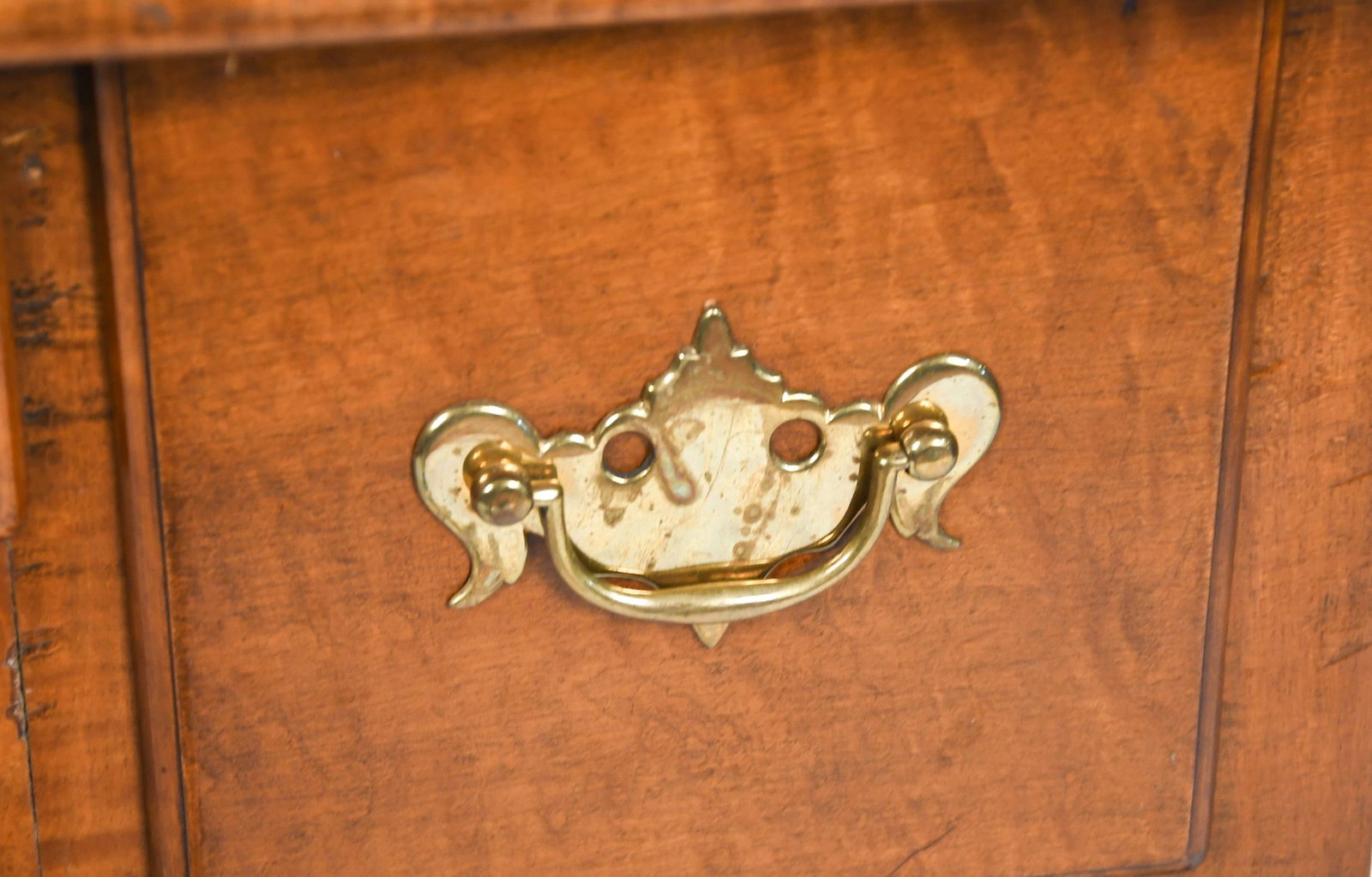 19TH C. CURLY MAPLE QUEEN ANNE DRESSING TABLE. - 5