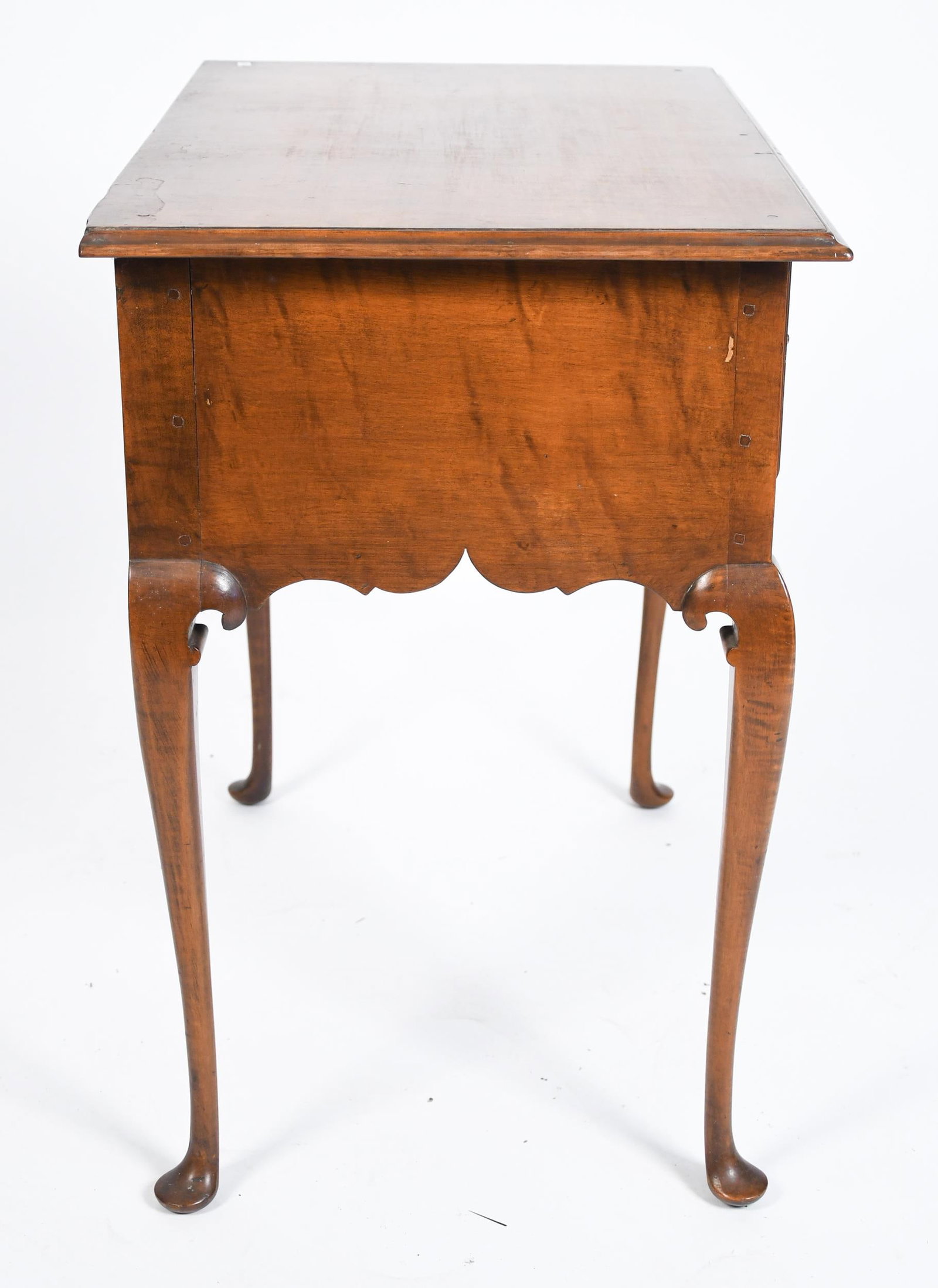 19TH C. CURLY MAPLE QUEEN ANNE DRESSING TABLE. - 8