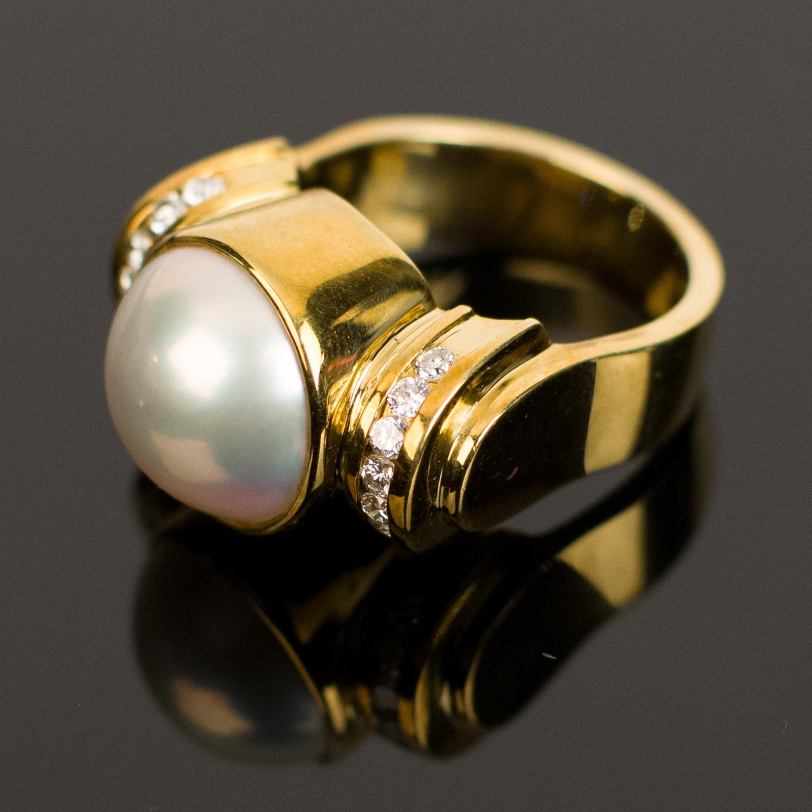 LAGOS 18K GOLD MABE PEARL & DIAMOND RING. - 3