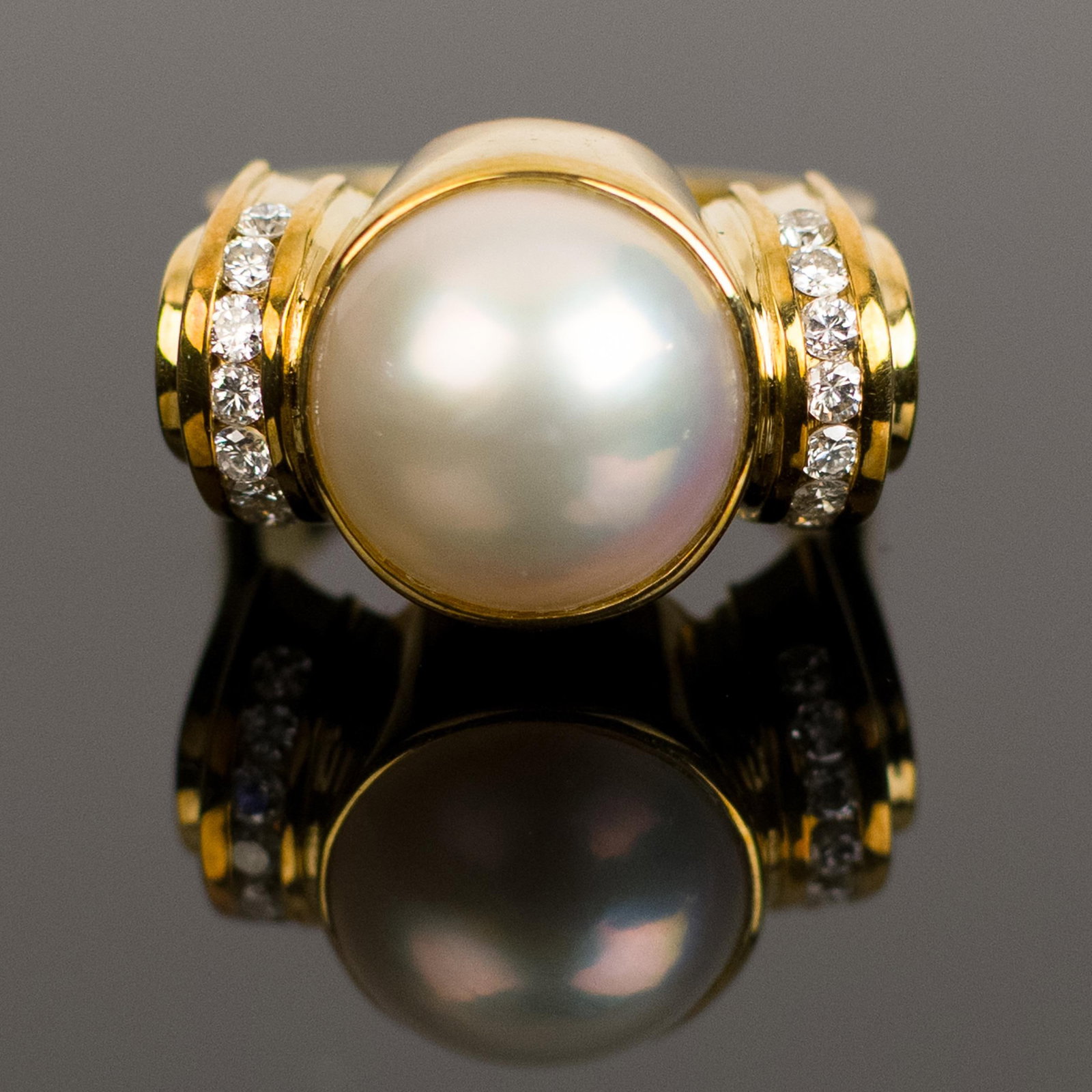 LAGOS 18K GOLD MABE PEARL & DIAMOND RING. - 4