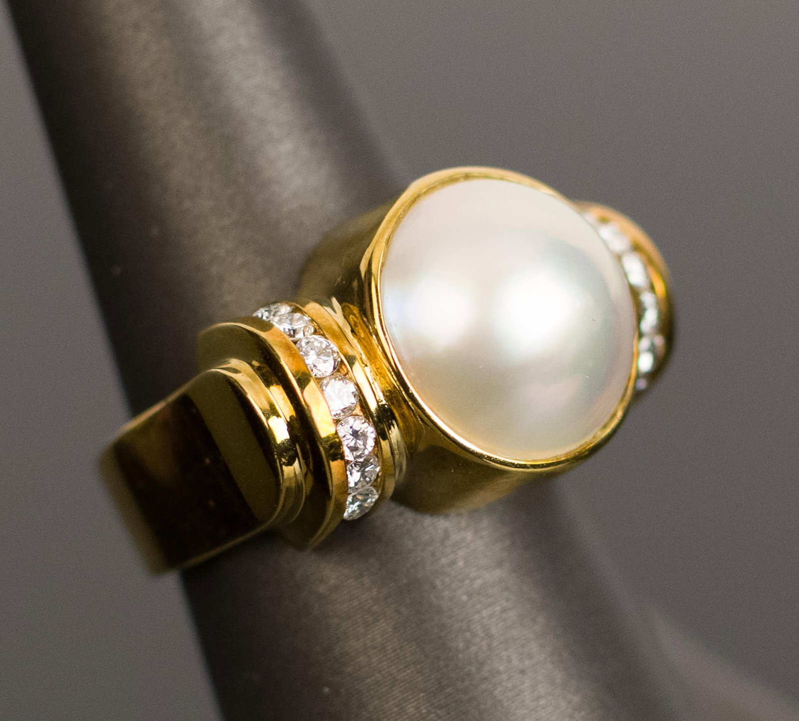 LAGOS 18K GOLD MABE PEARL & DIAMOND RING. - 5