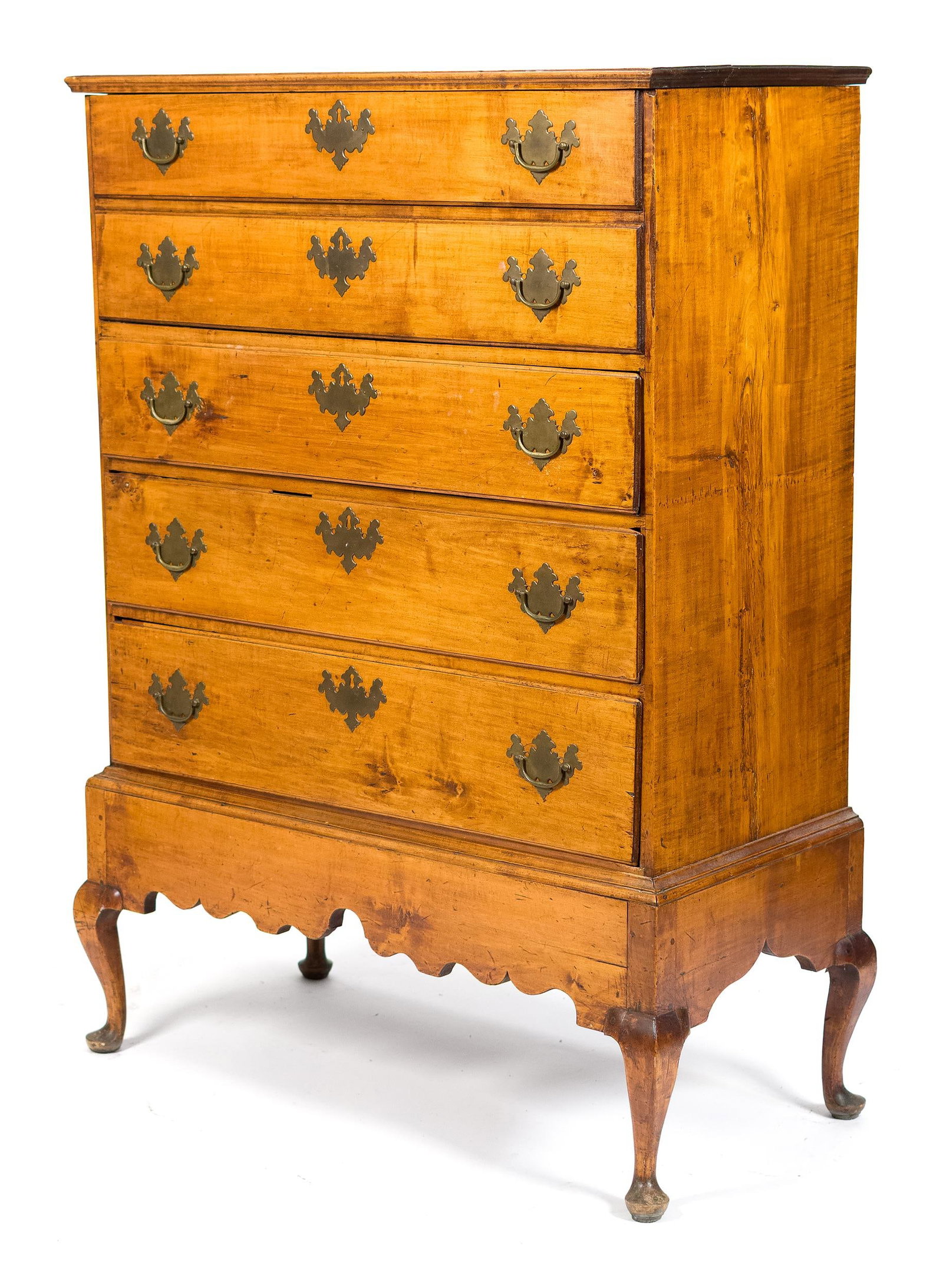 18TH NH QUEEN ANNE MAPLE BLANKET CHEST ON FRAME.: A ca. 1770 New Hampshire Queen Anne single part blanket chest on frame with a hinged lid that reveals open interior space and two simulated drawers over three working drawers, on cabriole legs.