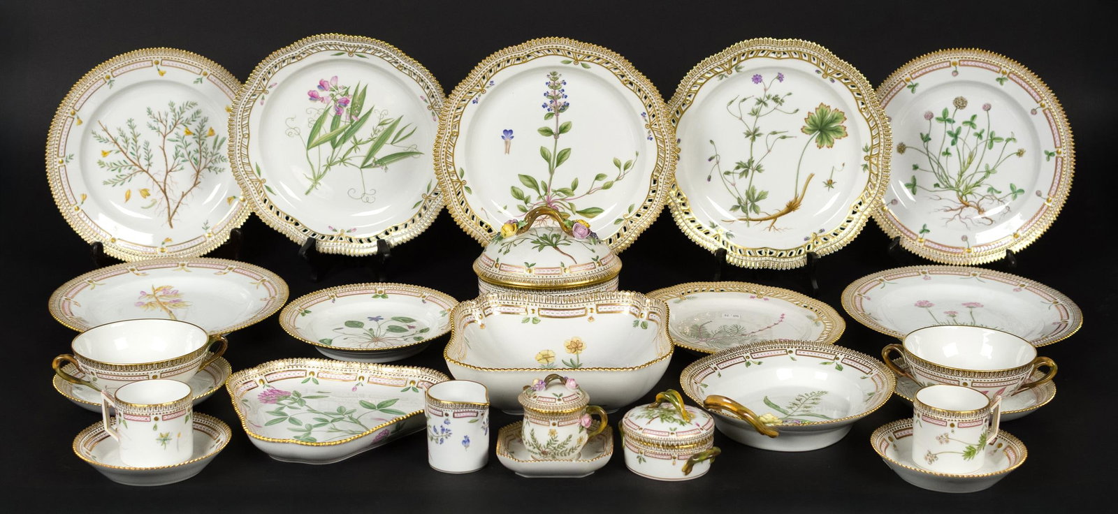 FINE COLLECTION OF ROYAL COPENHAGEN FLORA DANICA. (1 of 17)
