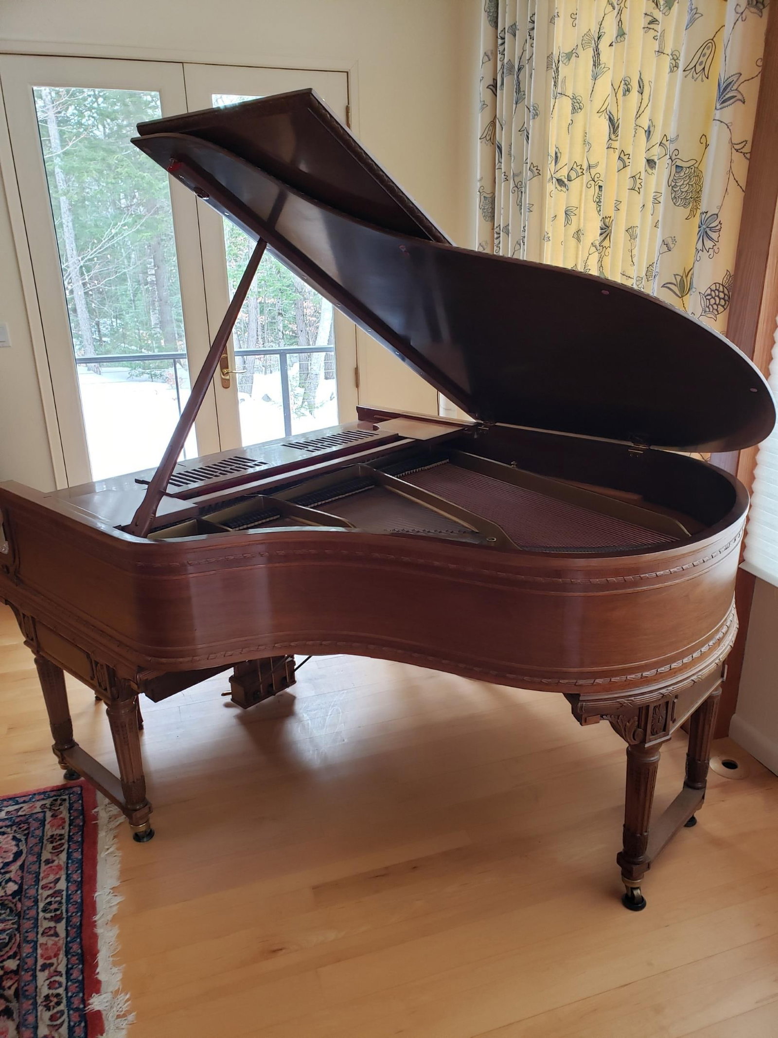 STEINWAY DUO-ART PLAYER PIANO #27731, MODEL M.: A ca. 1926 Steinway 'Duo-Art- player piano with a finely carved walnut case/legs. Serial number 277531. 71”L x 40.5”H x 59”W. Sol with approx. 50 rolls contained in an antique cabine
