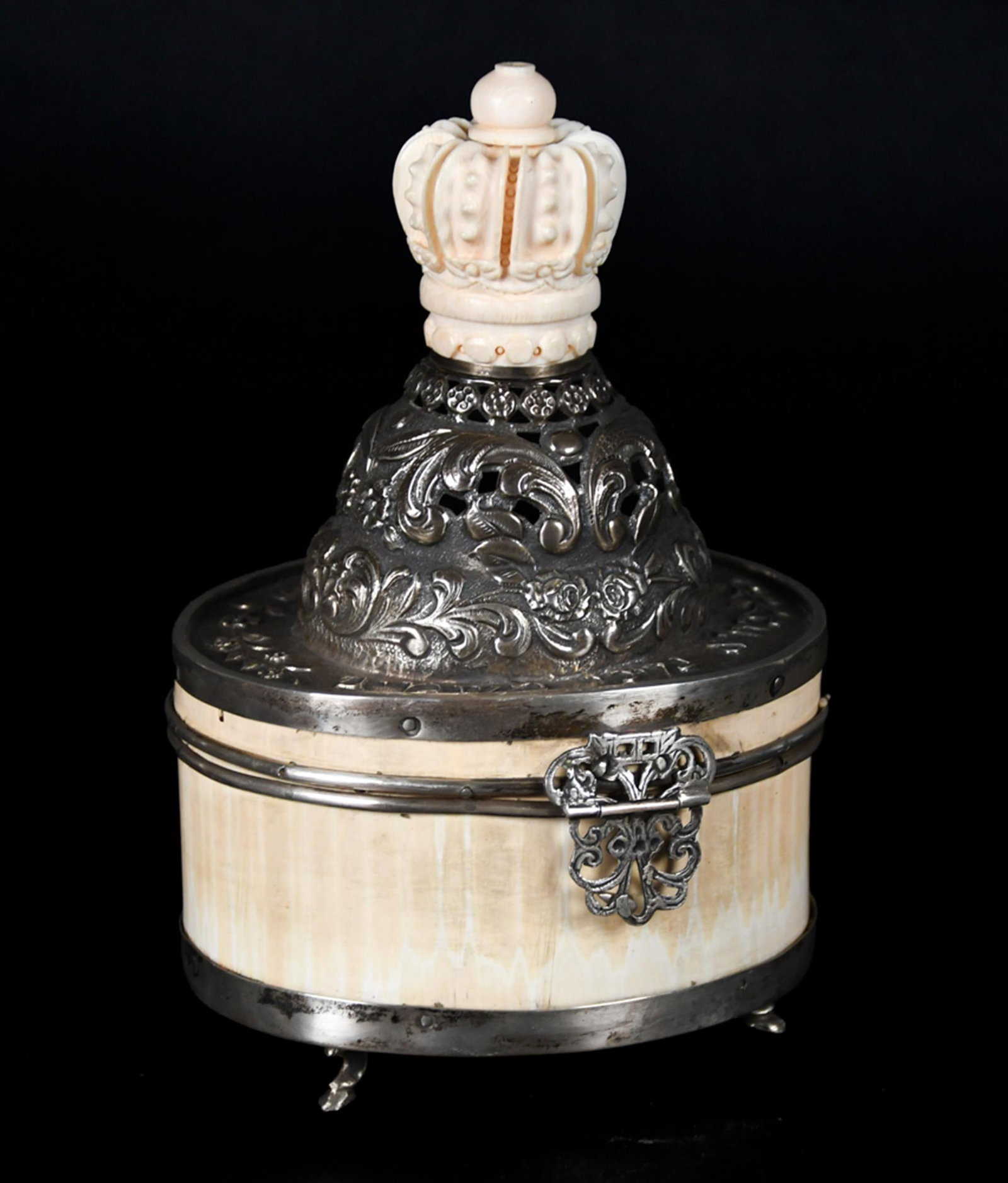 ANTIQUE CONTINENTAL JUDAICA SILVER AND BONE BOX.: Antique continental Judaica silver and bone box, the oval bone frame mounted with repousse silver decoration, including a hinged silver lid engraved with Hebrew inscription and floral decoration. The