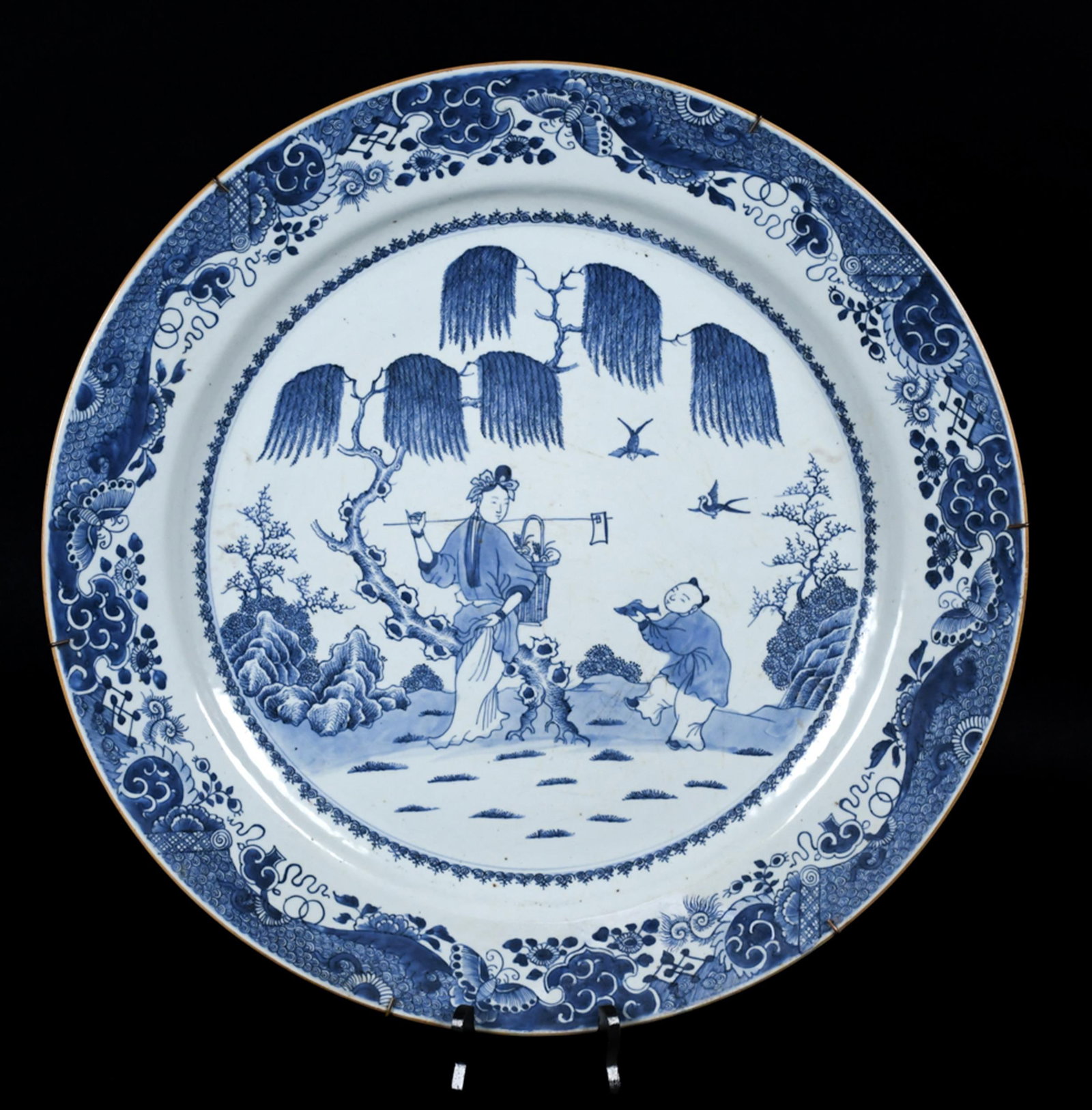 LARGE 18TH C. CHINESE BLUE & WHITE PORCELAIN CHARGER. (1 of 6)