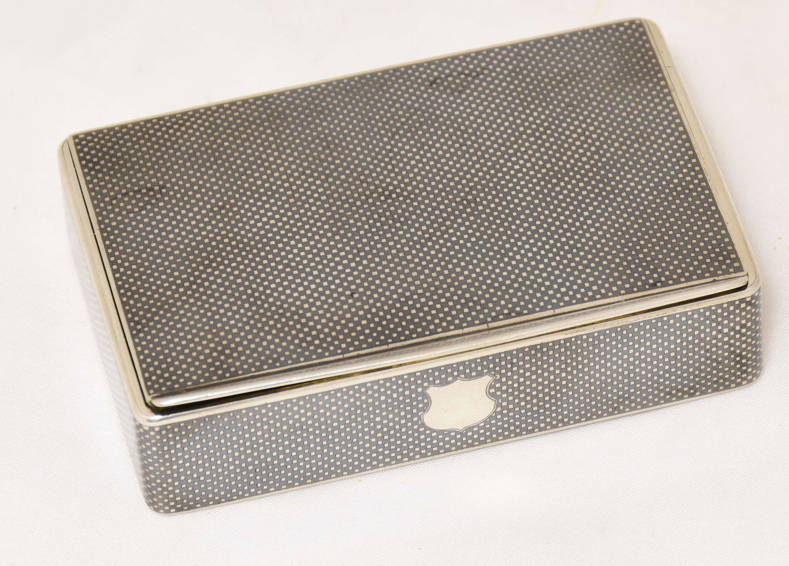 [Russian]. Silver jewelry box with coat of arms. - Russia, 19th century. - 8,5Ñ…5,5Ñ…2 cm, 149 g. (1 of 5)